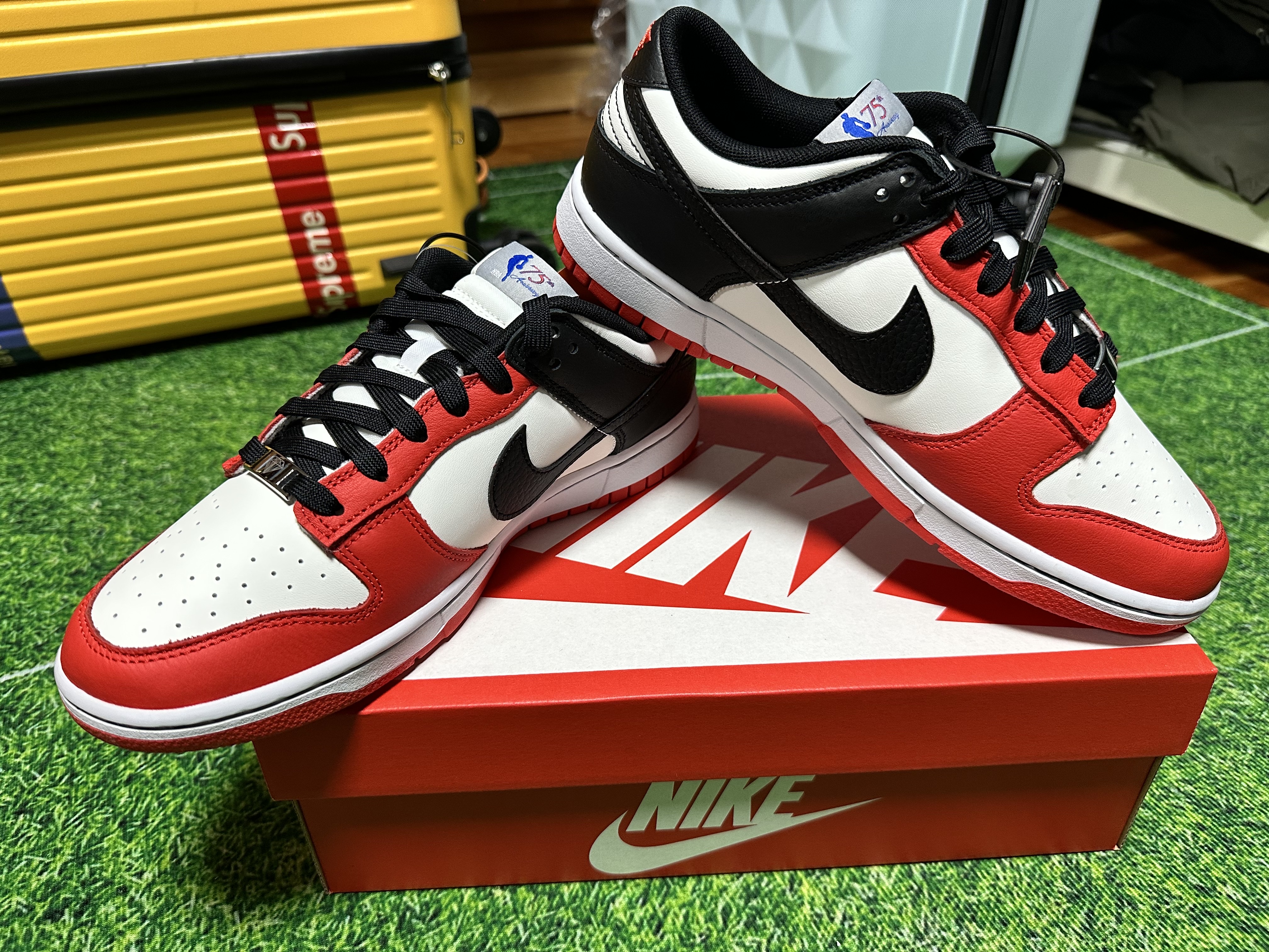 Nike x NBA Dunk Low Retro EMB Black and Chile Red 착용 스타일