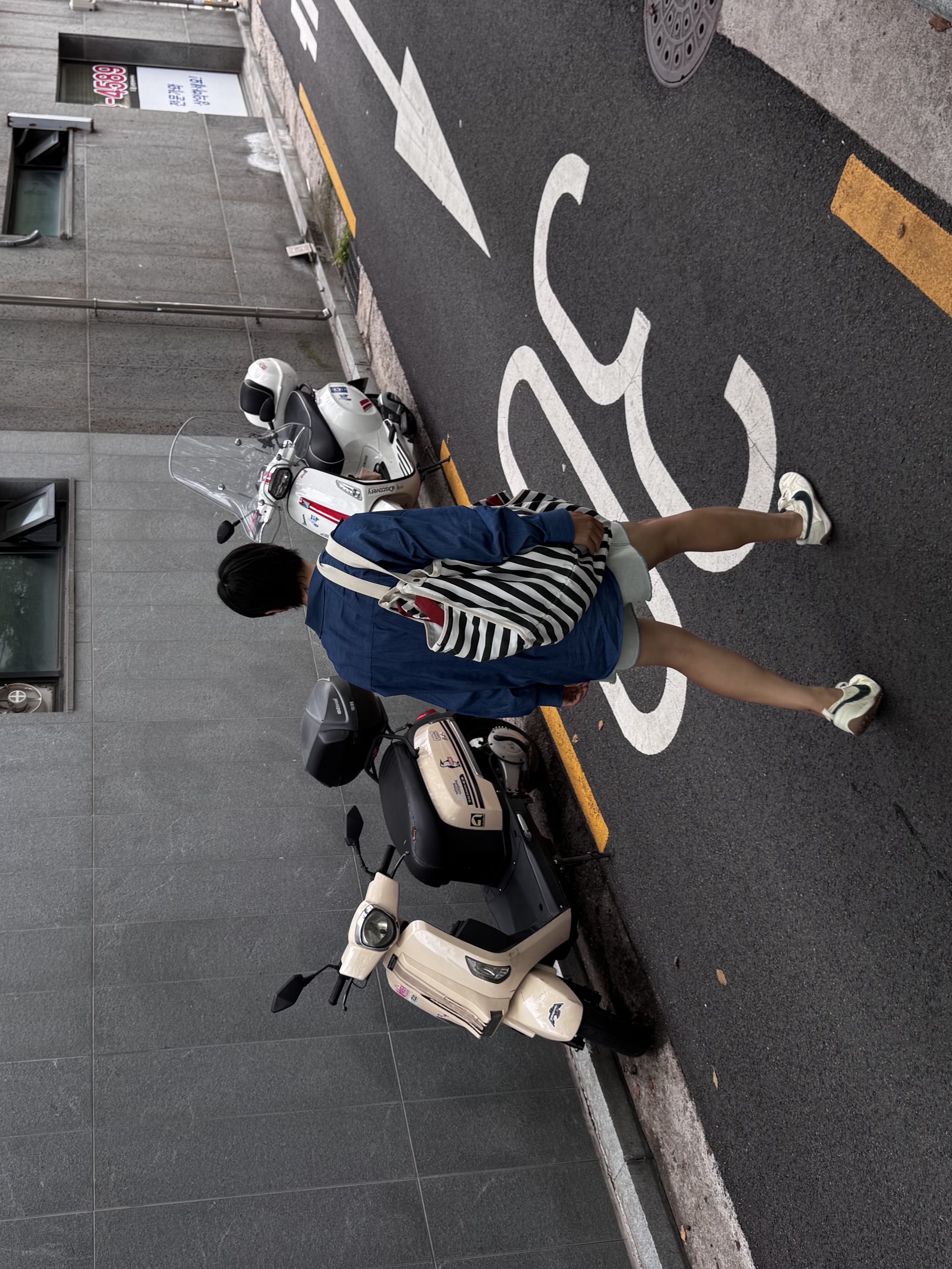 Nike x Jacquemus Moon Shoe SP Alabaster Off Noir, Balenciaga Swift Oval Sunglasses Black 착용 스타일 - 7