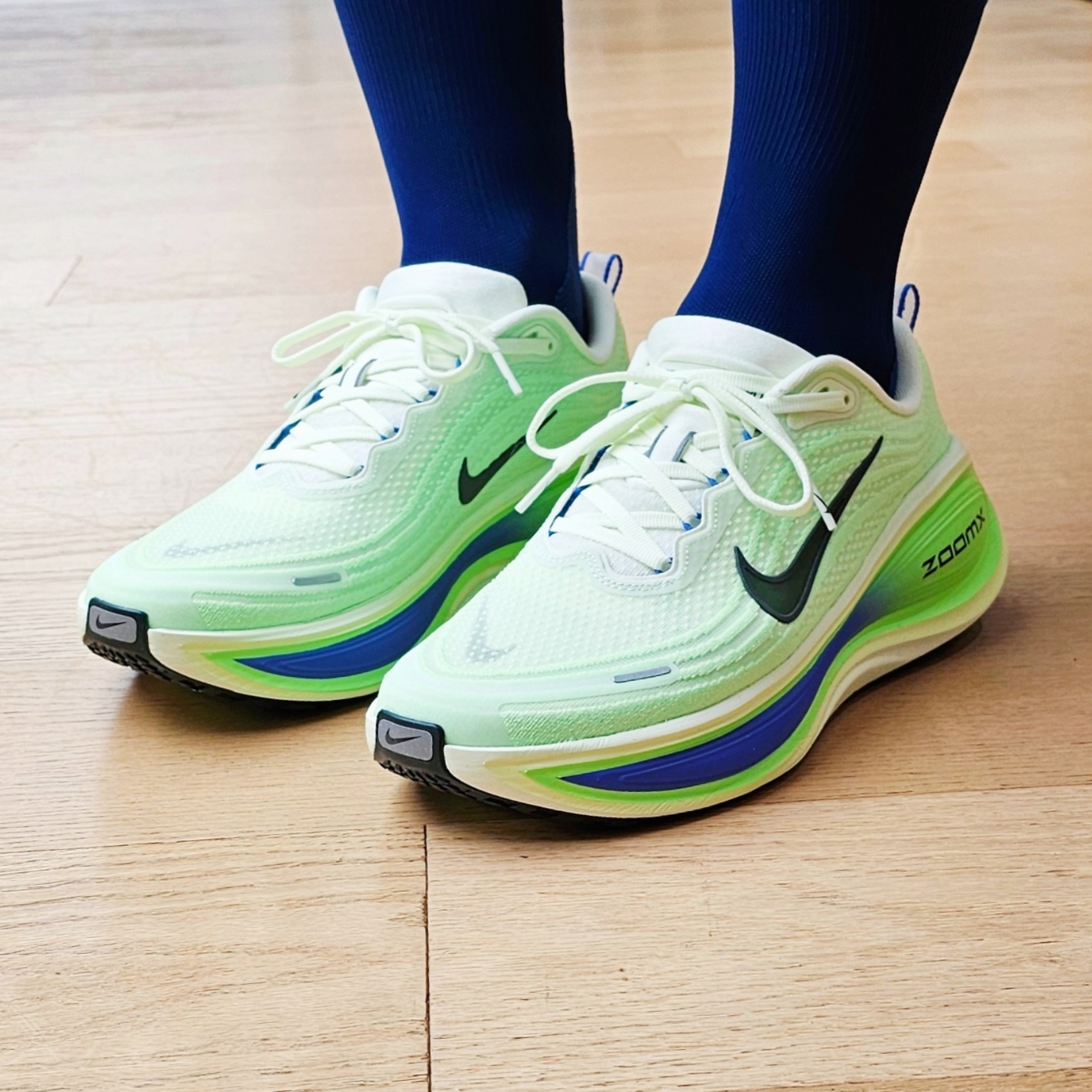 Nike Vomero Plus Volt Tint Lime Blast 착용 스타일
