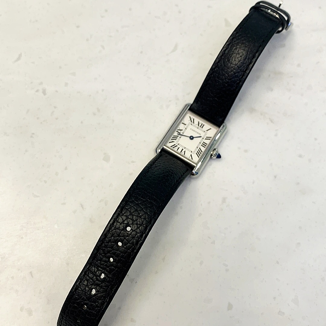 Cartier Tank Must Watch Small Quartz Steel Calfskin Black 착용 스타일 - 1