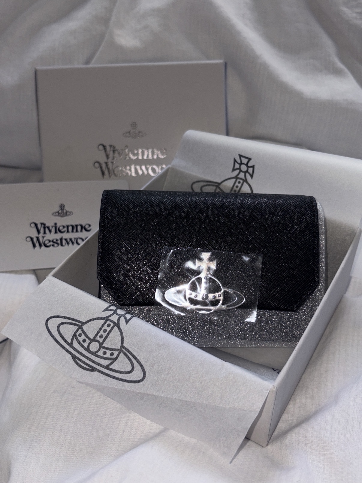Vivienne Westwood Saffiano Cow Leather Card Holder Black 착용 스타일