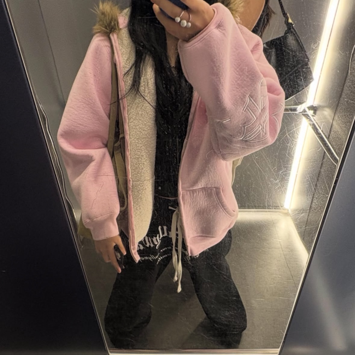 Supreme Faux Fur Zip Up Hooded Sweatshirt Light Pink - 25FW 착용 스타일 - 2