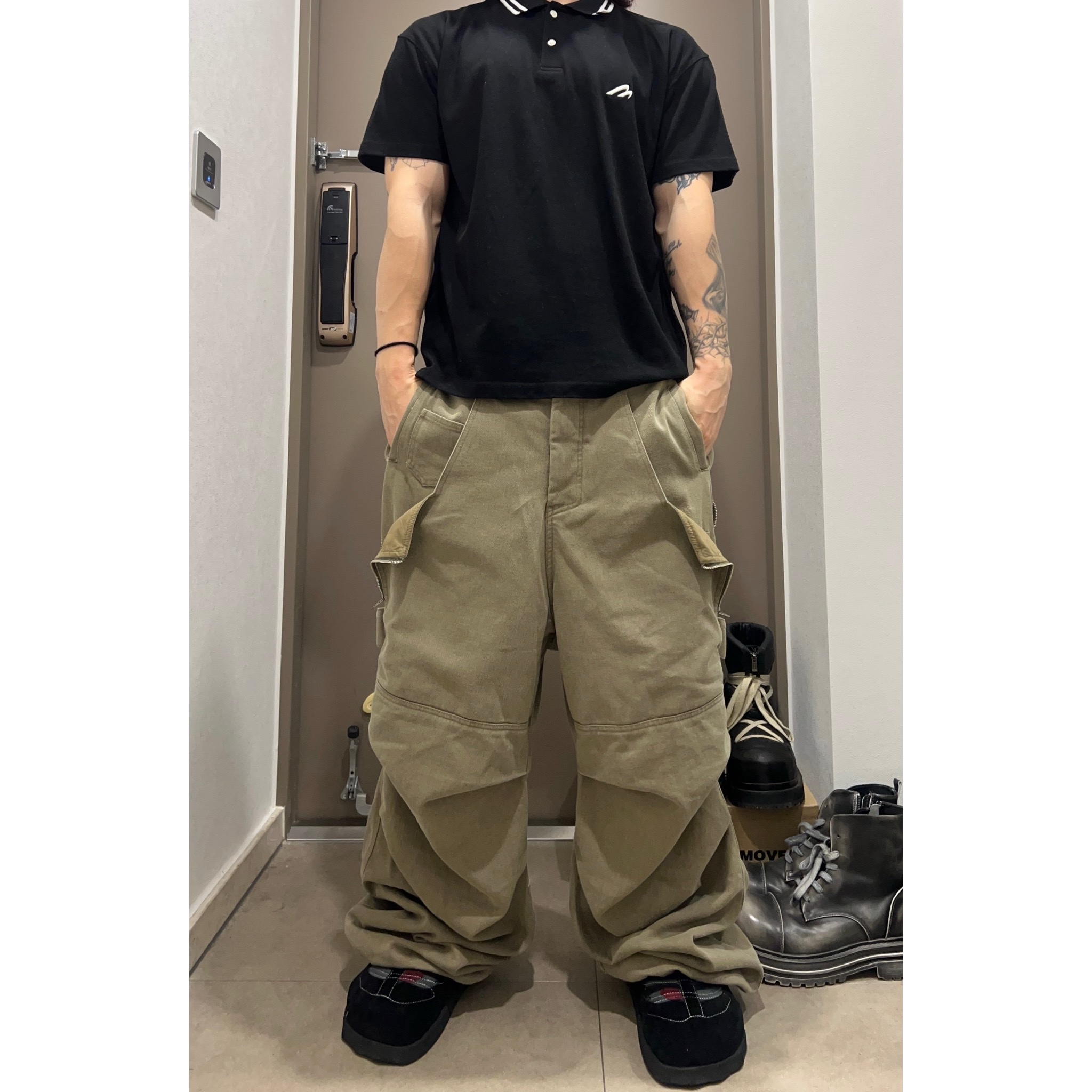 MJD Wave Logo Polo Black, Kamien Ground Pants Washed Khaki 착용 스타일 - 1