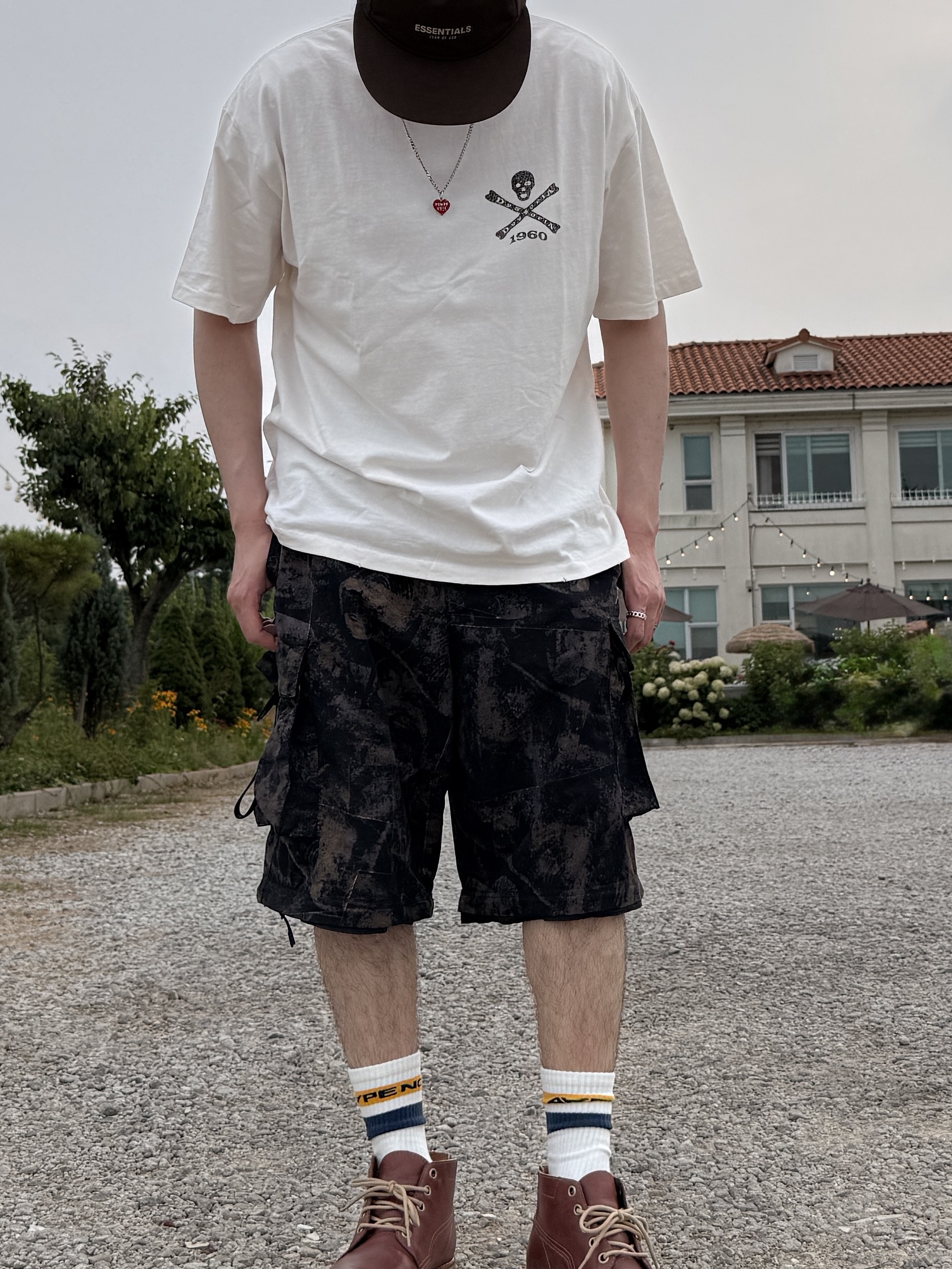 Essentials x New Era Retro Crown Strapback Brown, ETCE Destroyed 1980 Skull Tee Off White 착용 스타일