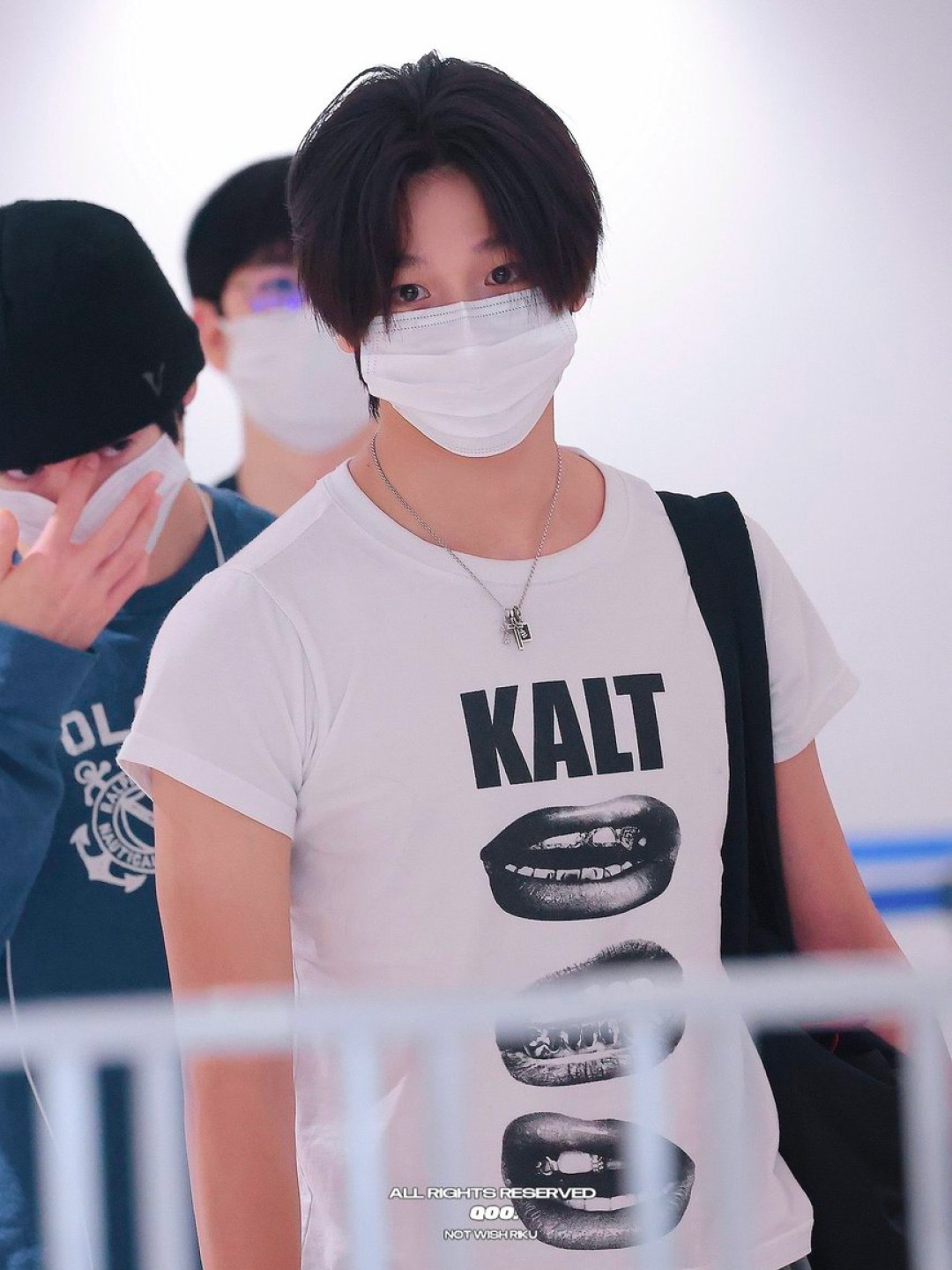 AMOU Kalt Lips Half T-Shirts White, AMOU Trouble Half T-Shirts Gray 착용 스타일 - 2