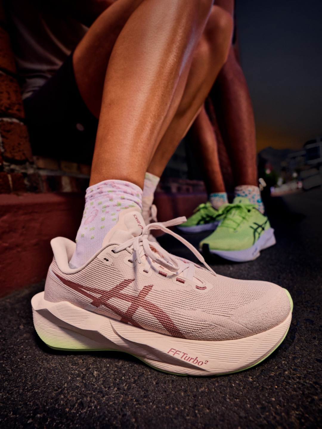 Asics Novablast 6 Rose Dust Illuminate Yellow - 2E Wide, Asics Novablast 6 Rose Dust Illuminate Yellow 착용 스타일 - 3