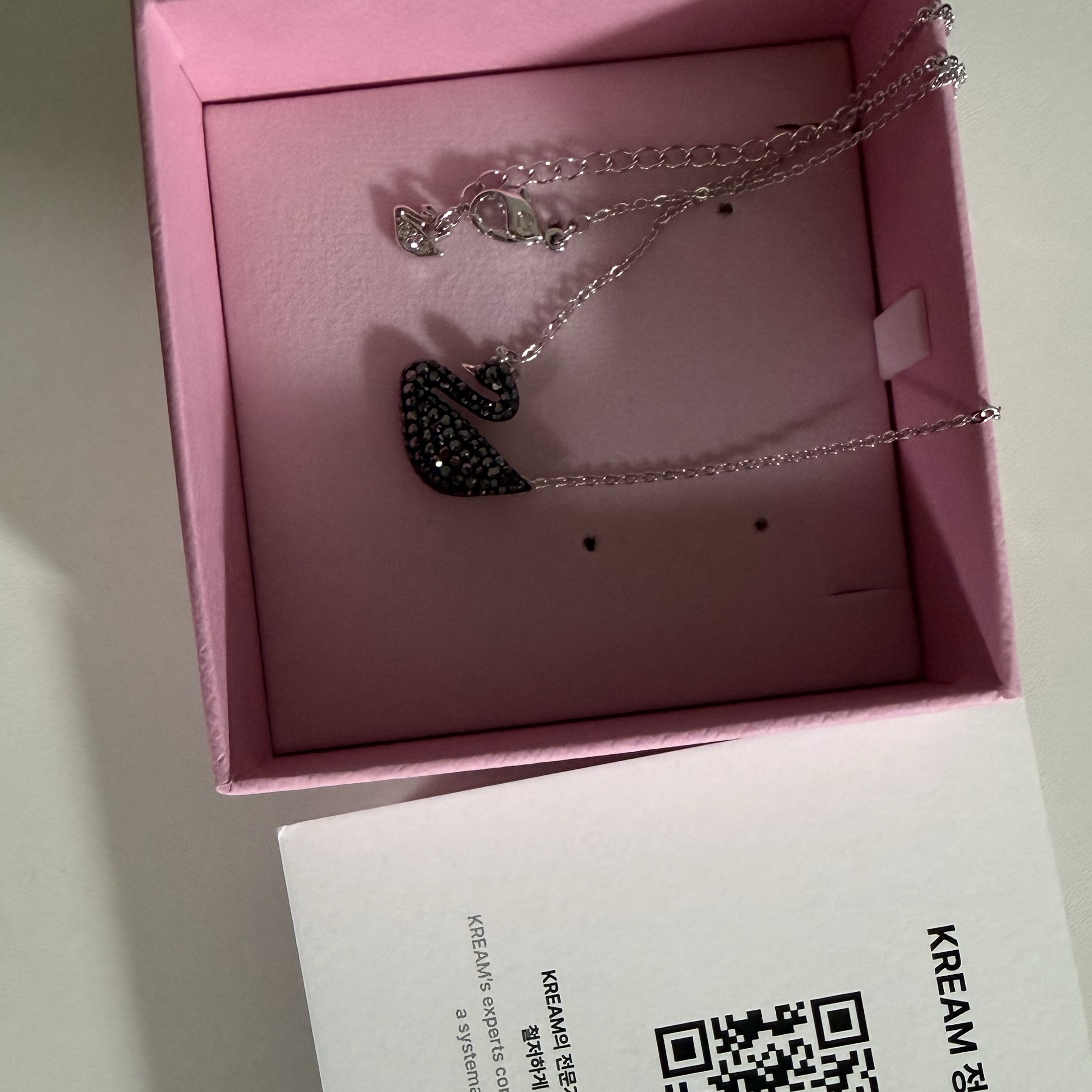 (W) Swarovski Iconic Swan Pendant Medium Black Rhodium Plated 착용 스타일