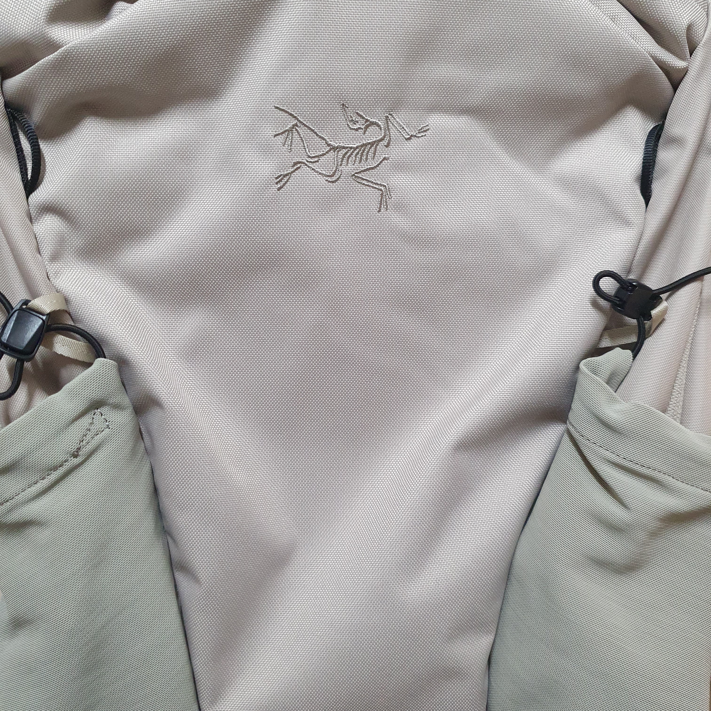 Arc'teryx Mantis 16 Backpack Rune 착용 스타일