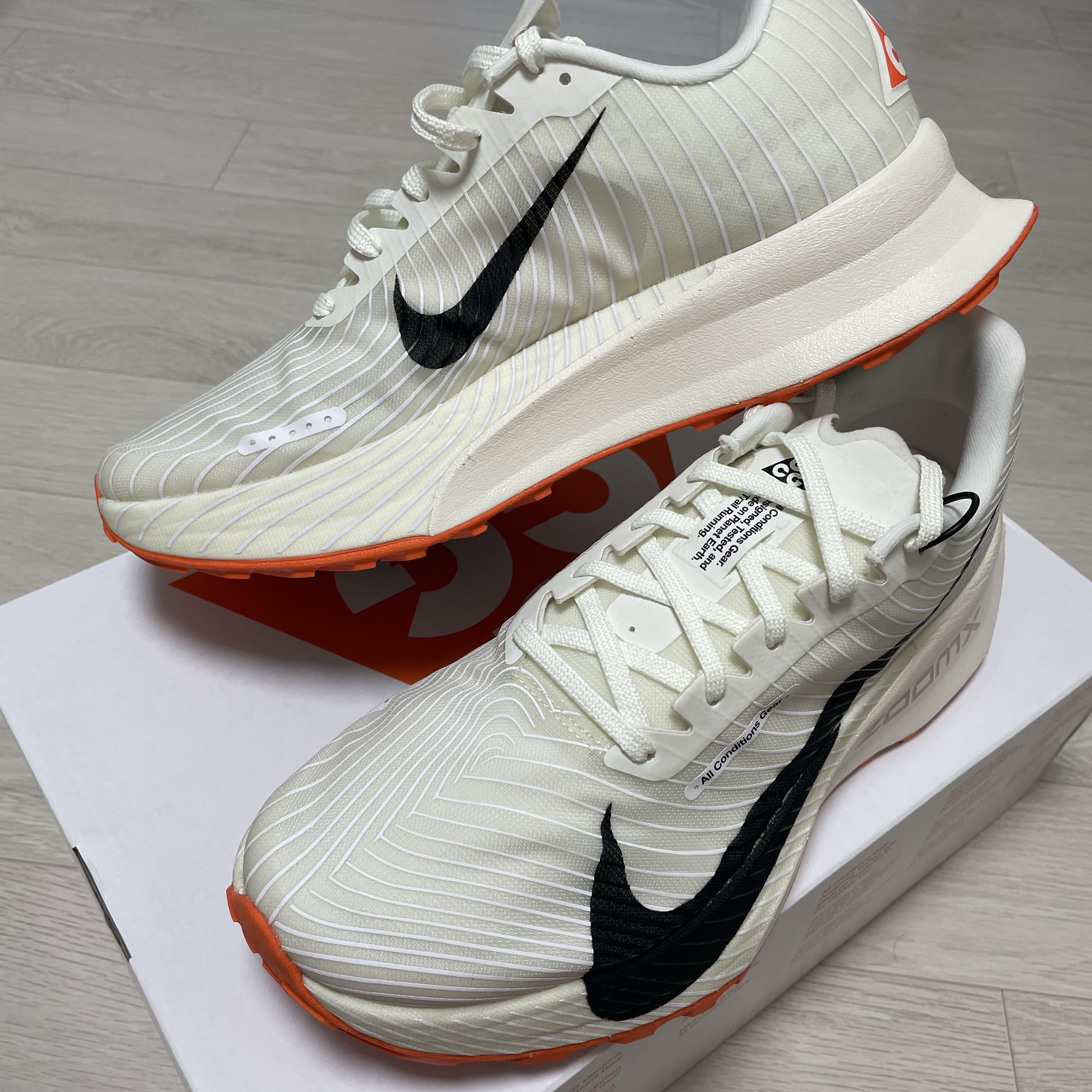 Nike ACG Ultrafly Trail Sail White Safety Orange 착용 스타일 - 1