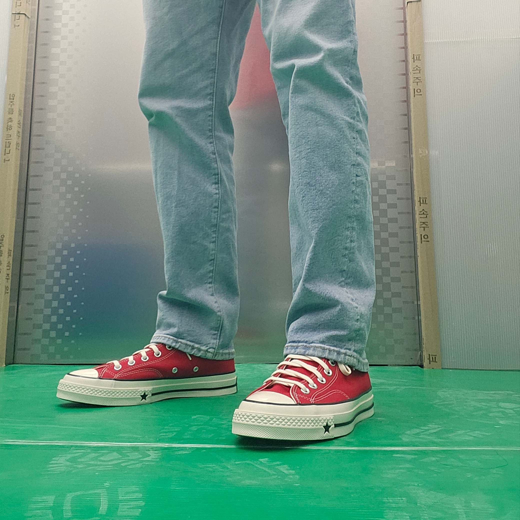 Converse Chuck 70 X Enamel Red 착용 스타일 - 2
