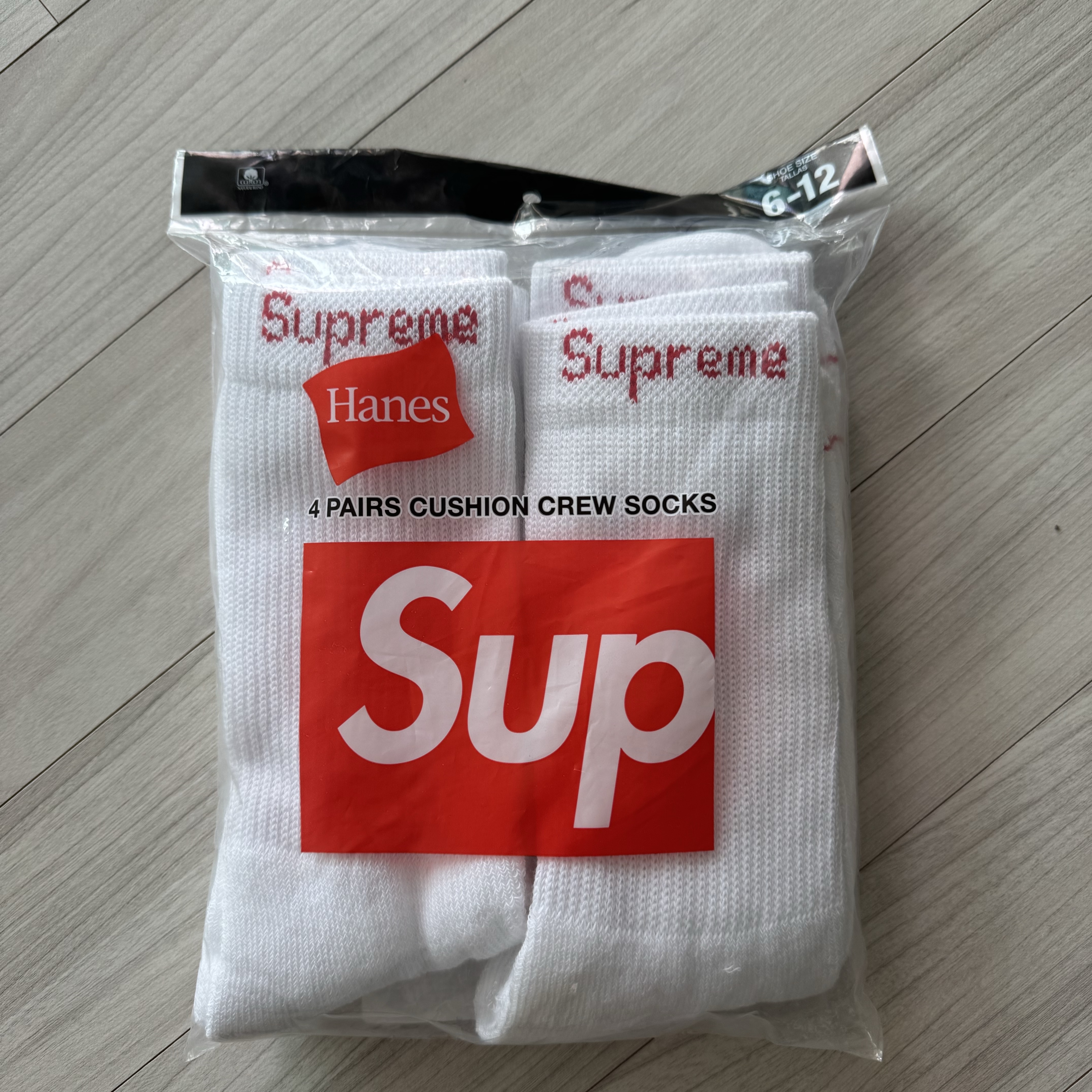 Supreme Hanes Crew Socks White (4 Pack) 착용 스타일