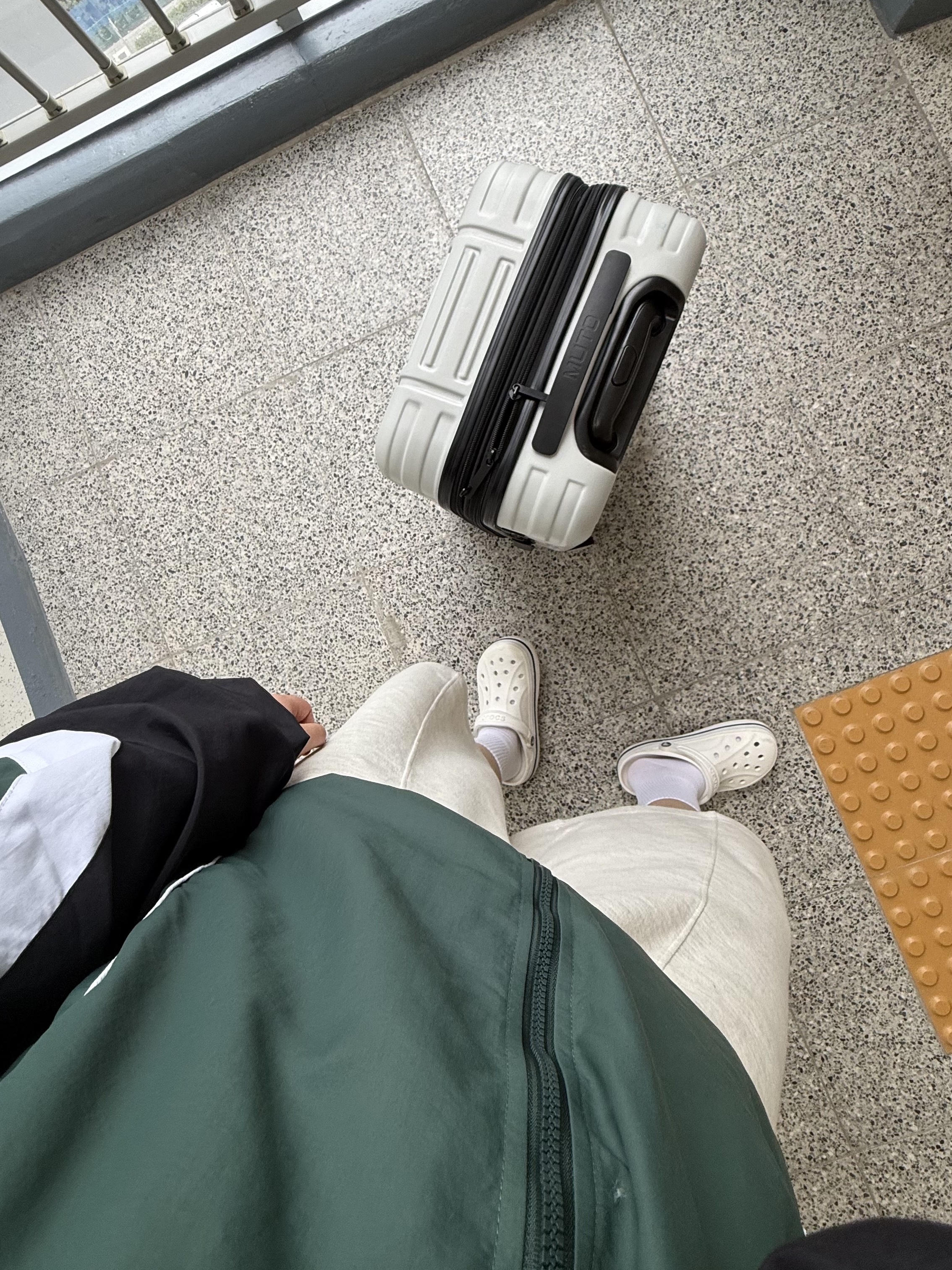 Crocs Bayaband Clog White Navy 착용 스타일