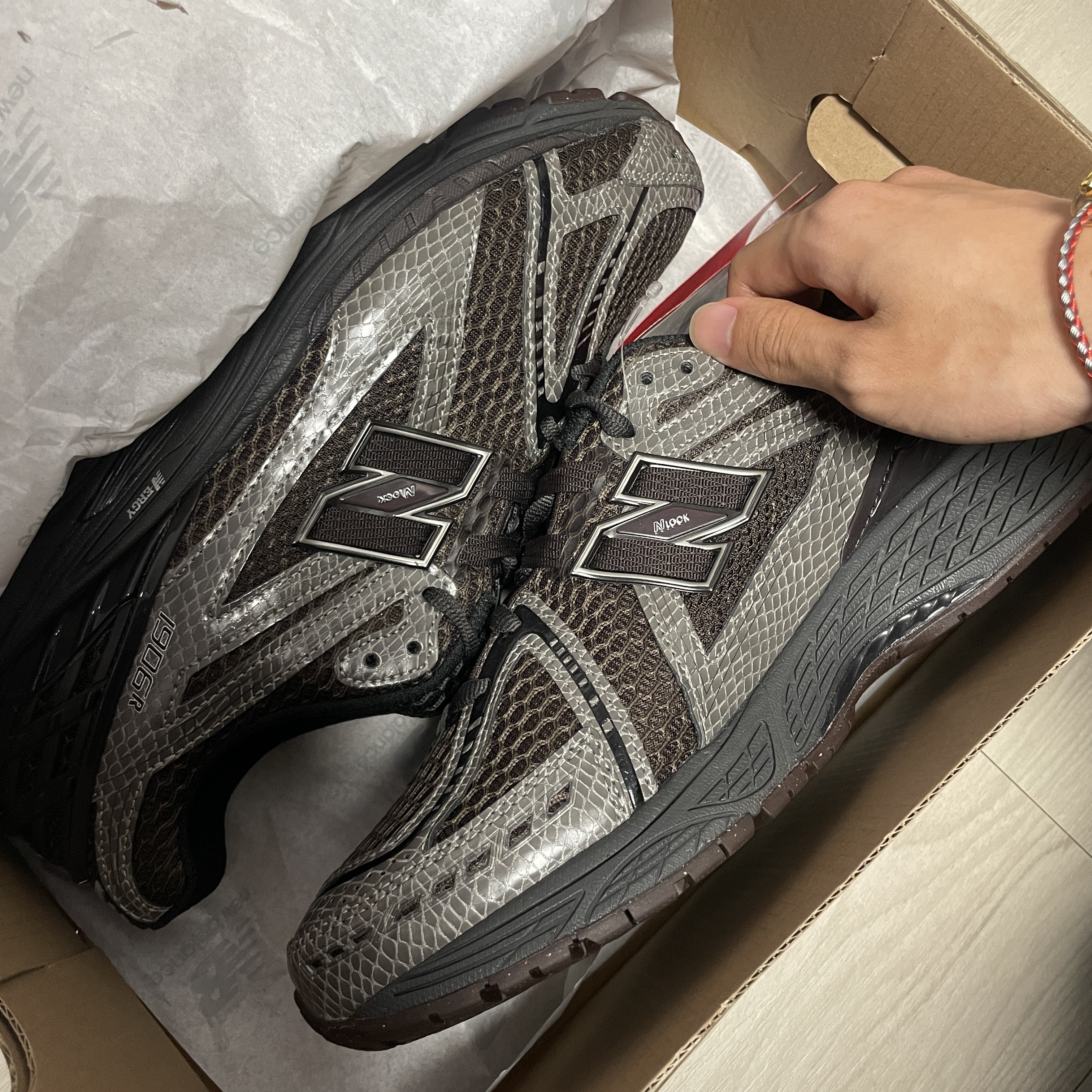 New Balance 1906R Snake Skin Thunder Brown Black 착용 스타일 - 1
