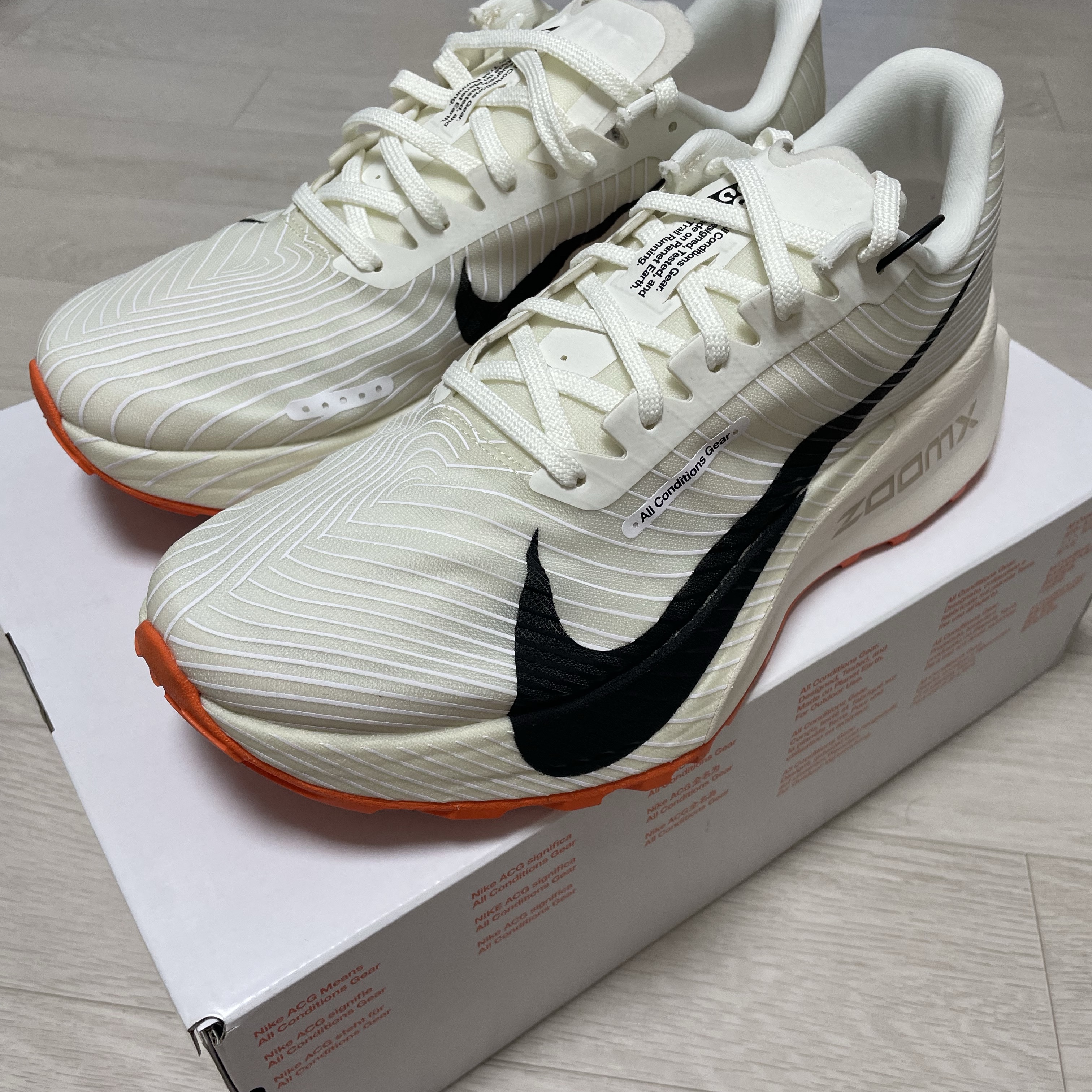 Nike ACG Ultrafly Trail Sail White Safety Orange 착용 스타일 - 2