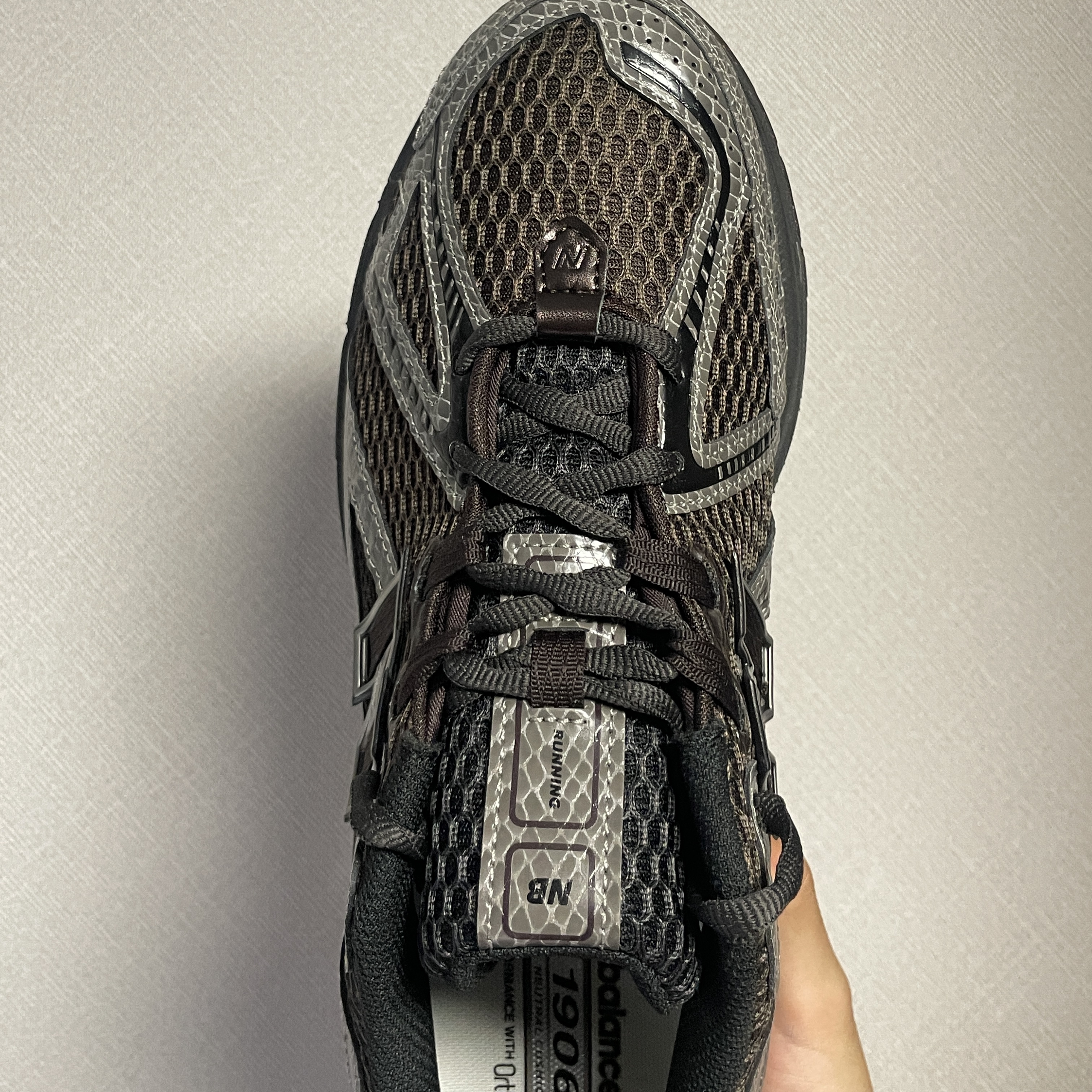 New Balance 1906R Snake Skin Thunder Brown Black 착용 스타일 - 2