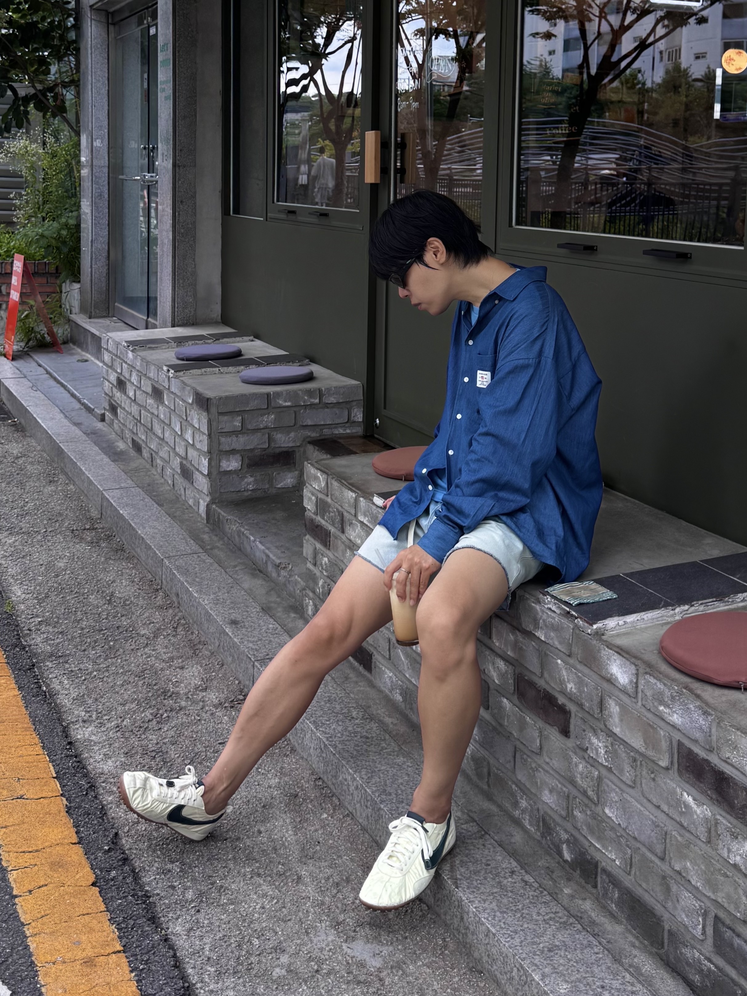 Nike x Jacquemus Moon Shoe SP Alabaster Off Noir, Balenciaga Swift Oval Sunglasses Black 착용 스타일 - 2