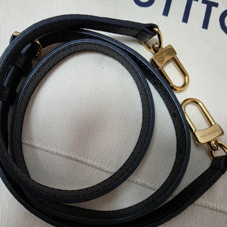 Louis Vuitton Onthego PM Monogram Empreinte Black, Louis Vuitton OnTheGo PM Monogram Empreinte Black 착용 스타일 - 3