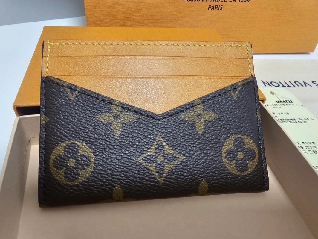 Louis Vuitton Triple Card Holder Monogram 착용 스타일 - 2
