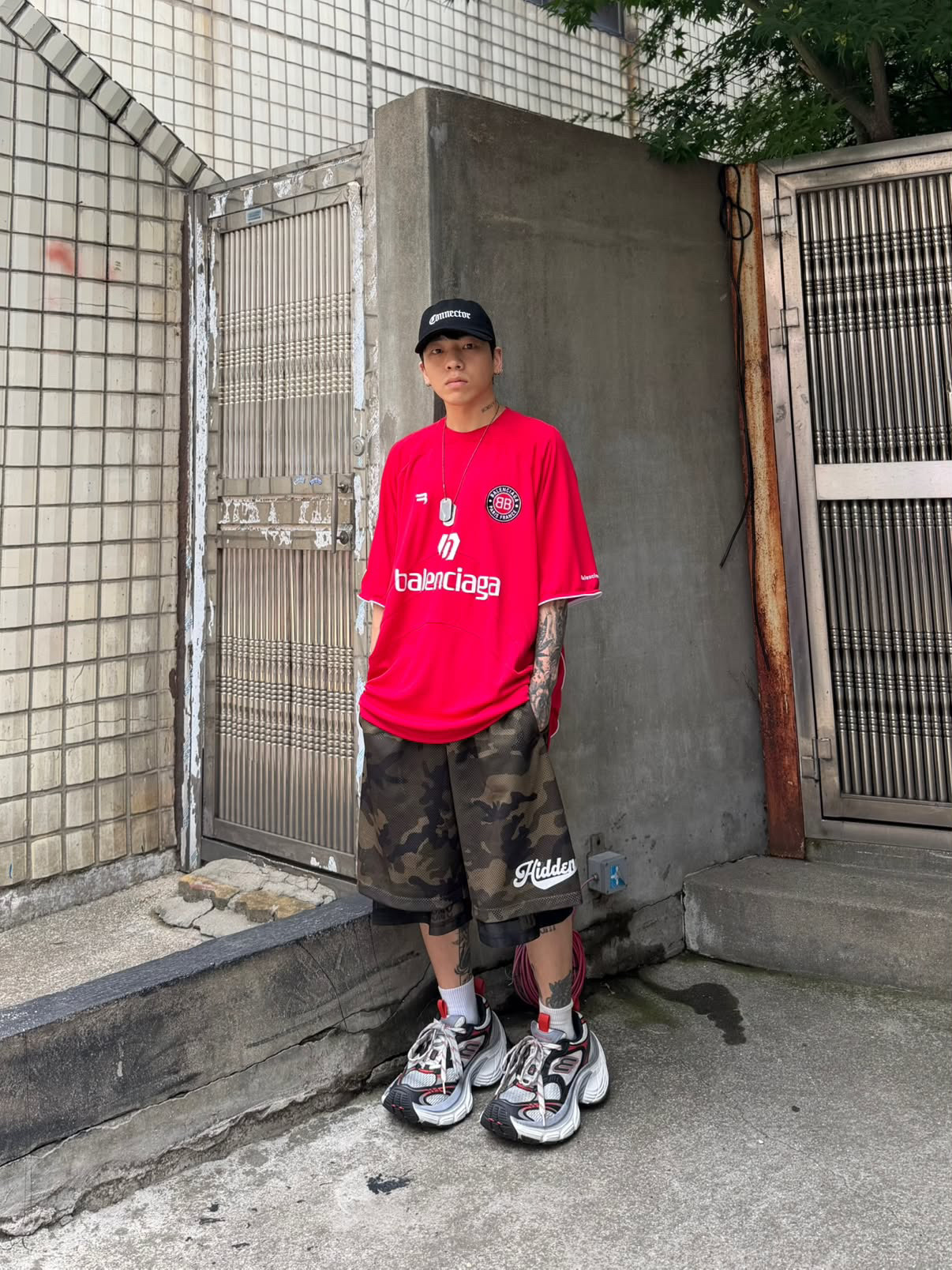 AX CONNECTION Connector Embroidered Cap Black, AX CONNECTION Destroyed Connector Embroidered Cap Black 착용 스타일 - 1