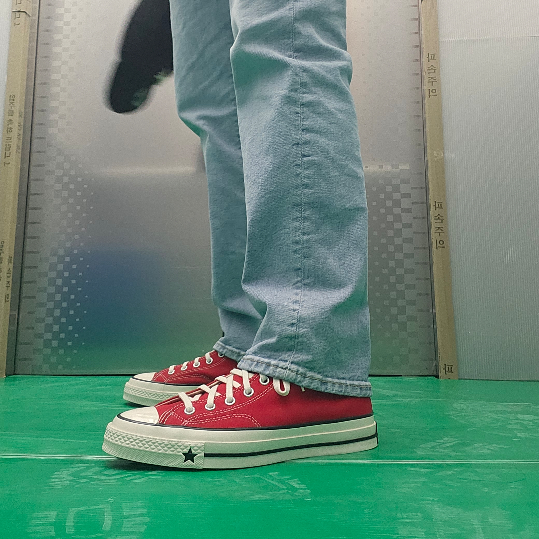 Converse Chuck 70 X Enamel Red 착용 스타일 - 1