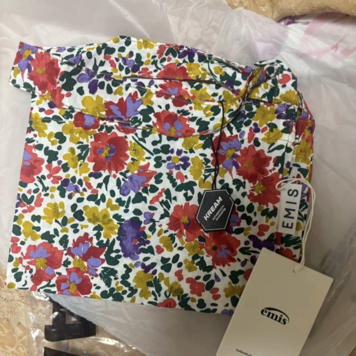 Emis Painting Flower Eco Bag White 착용 스타일
