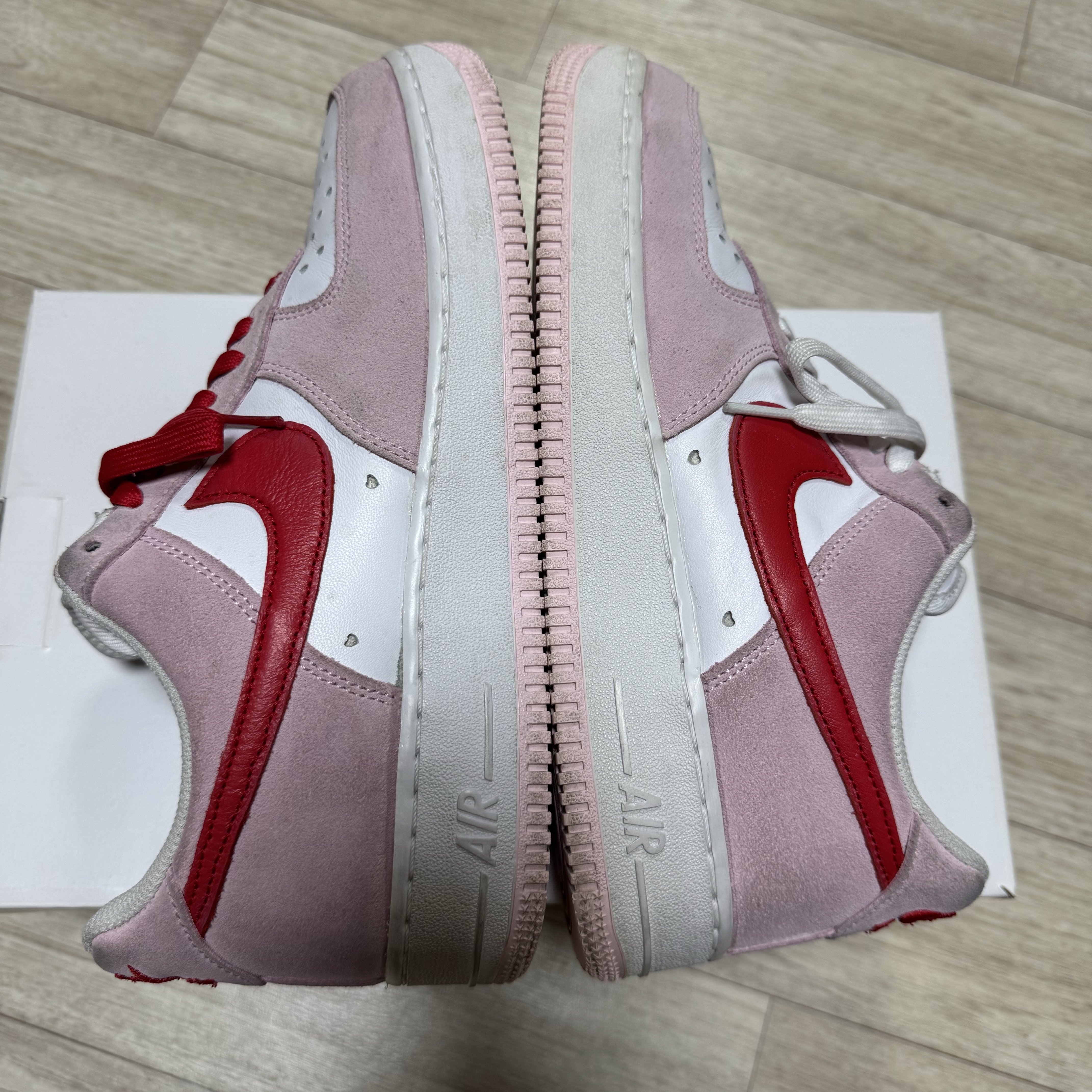 Nike Air Force 1 '07 QS Valentine's Day 착용 스타일