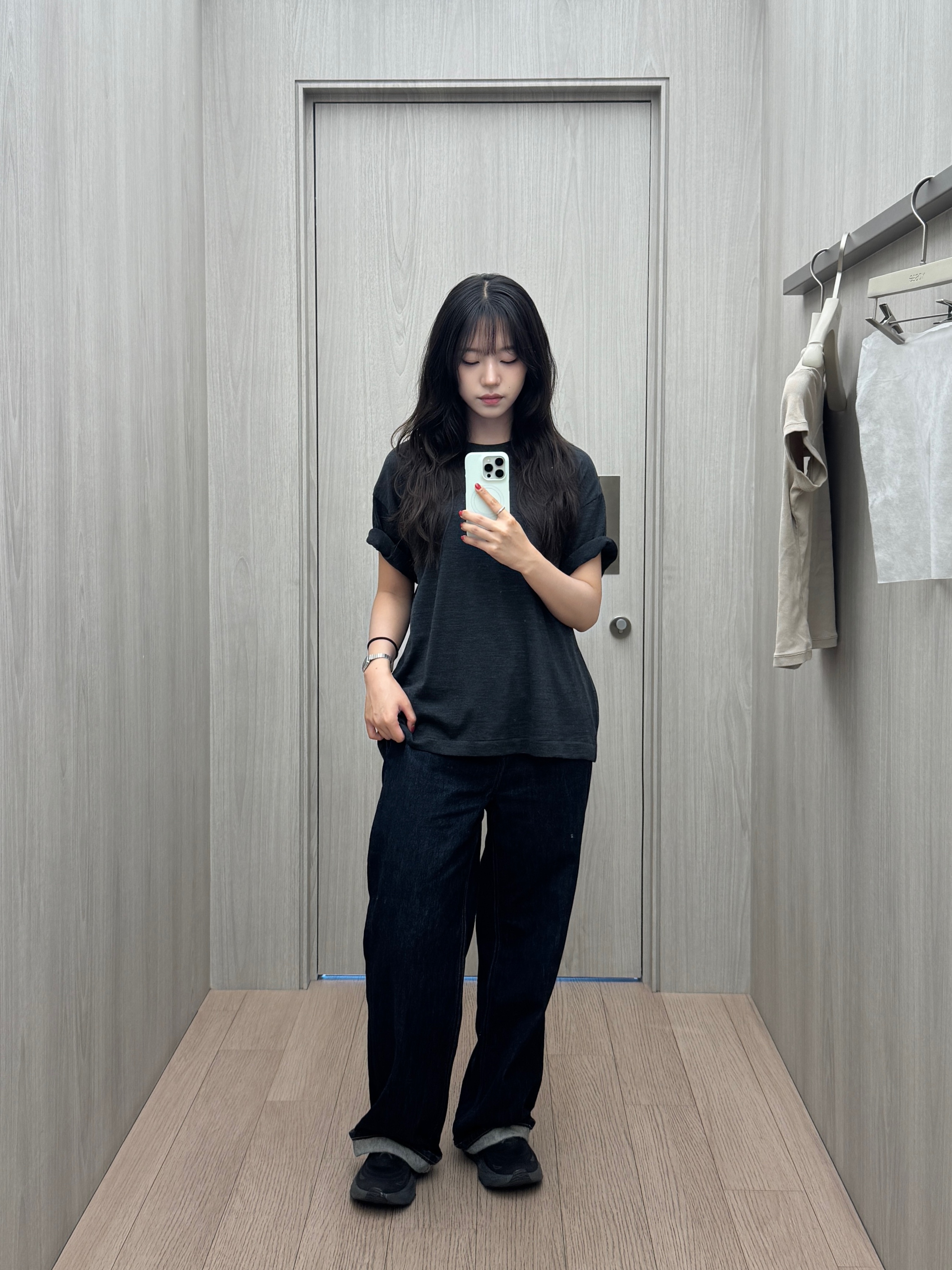 AKRYL Wool Smooth Tee Charcoal - 26FW 착용 스타일