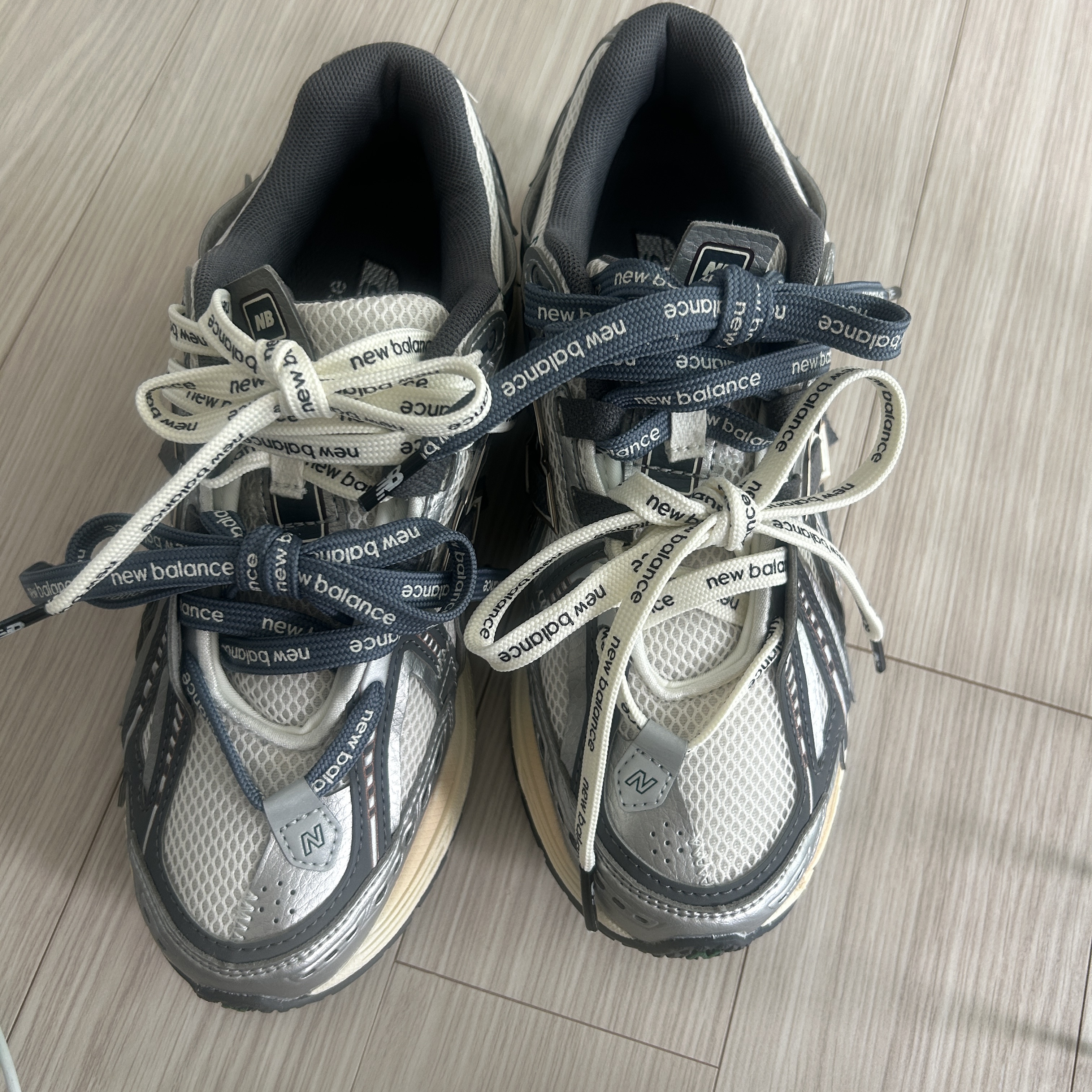New Balance 1906A Silver Metallic Castlerock 착용 스타일