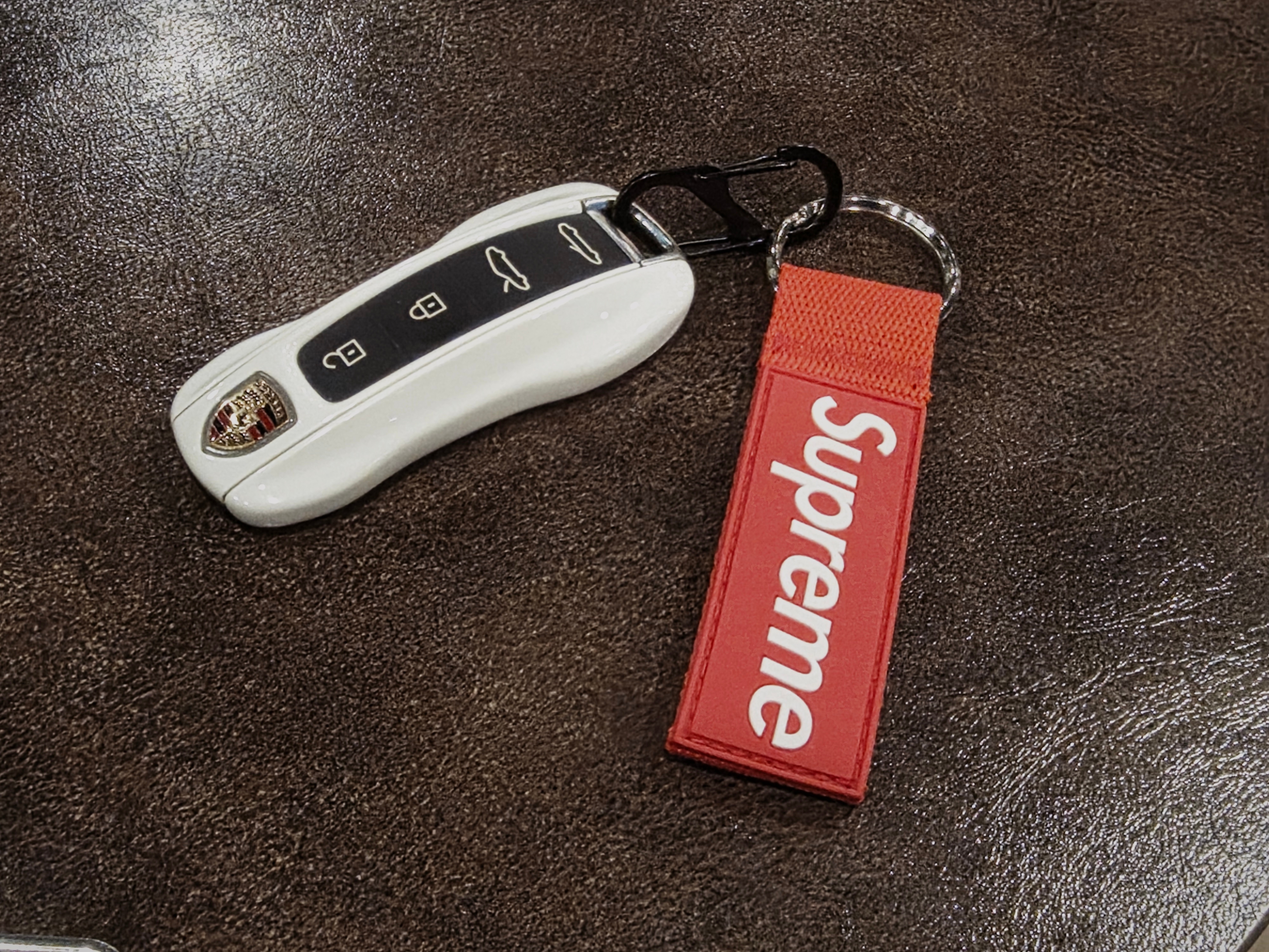 Supreme Webbing Keychain Red - 26SS 착용 스타일