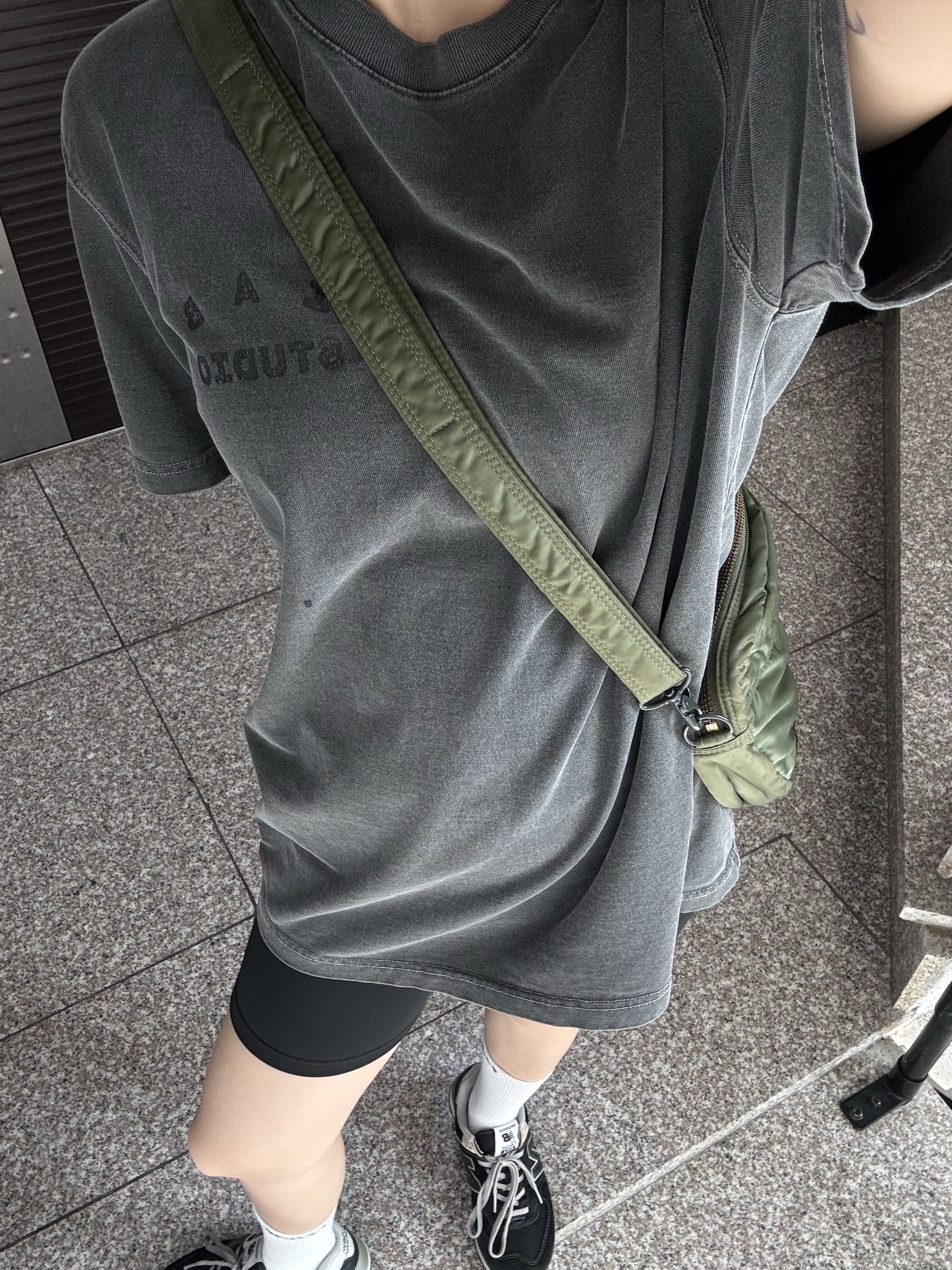 IAB Studio Pigment T-Shirt Black, Stussy Summer Classics T-Shirt Black 착용 스타일 - 1