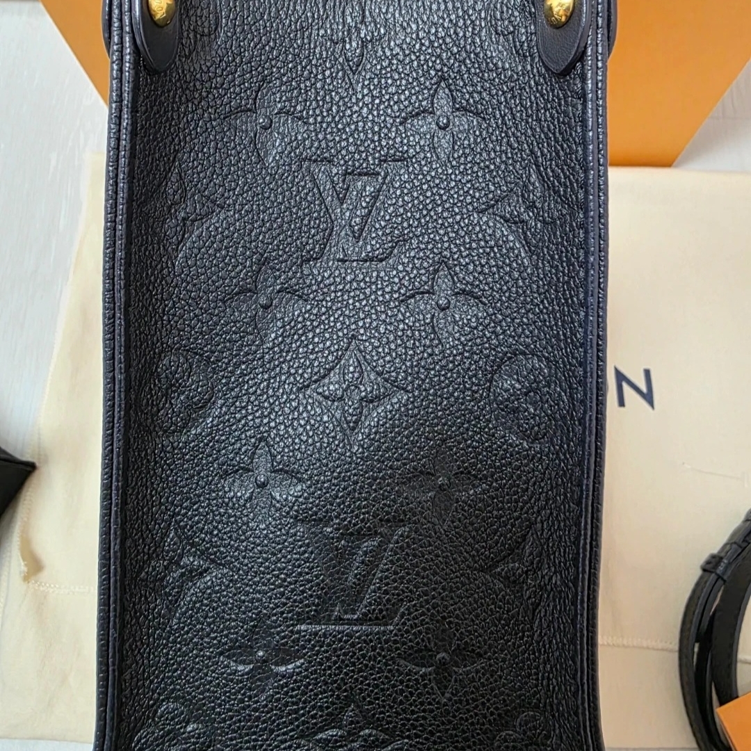 Louis Vuitton Onthego PM Monogram Empreinte Black, Louis Vuitton OnTheGo PM Monogram Empreinte Black 착용 스타일 - 5
