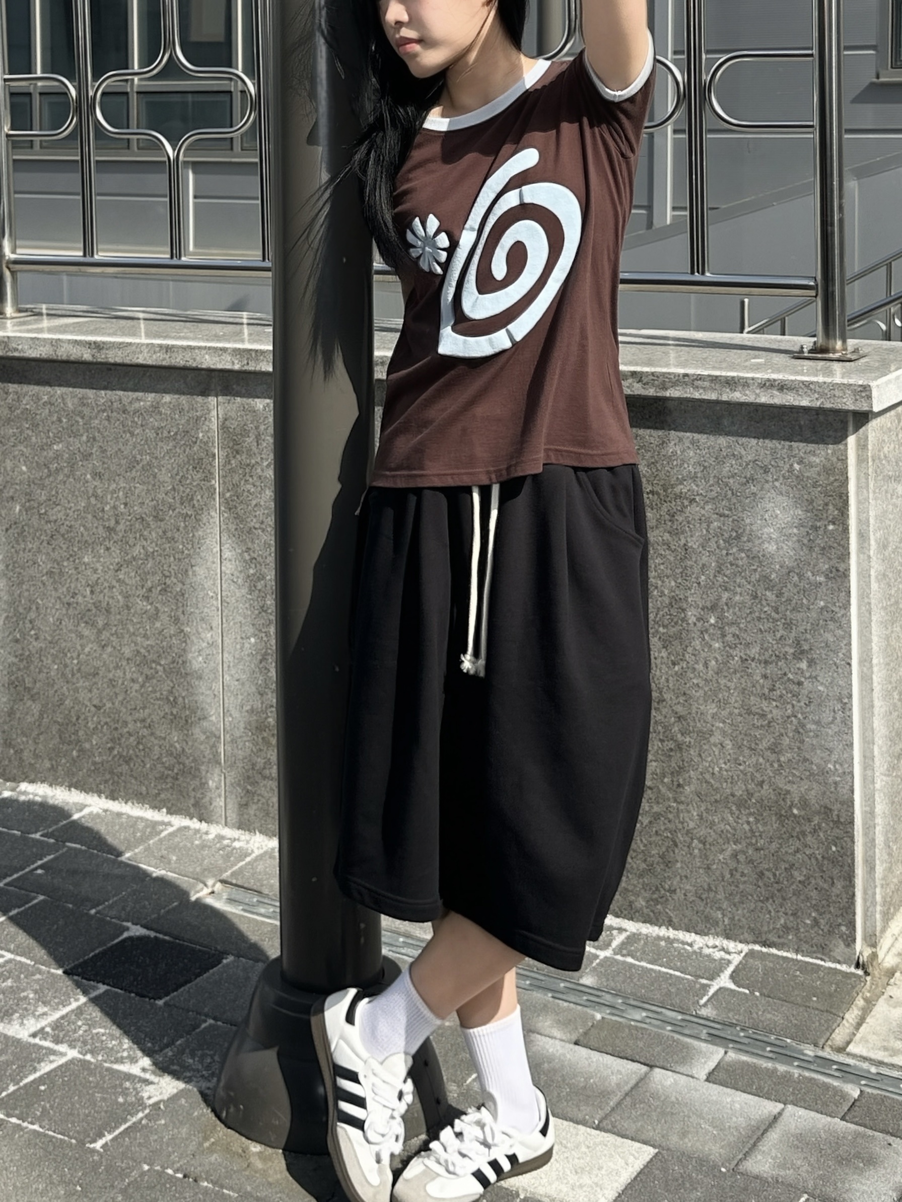 AMOU Molly One Tuck Bermuda Pants Black, AMOU Molly Ringer T-Shirts Brown 착용 스타일 - 4