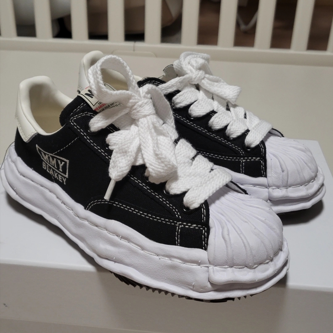 Maison Mihara Yasuhiro Blakey OG Sole Canvas Low-top Sneakers Black White 착용 스타일 - 4