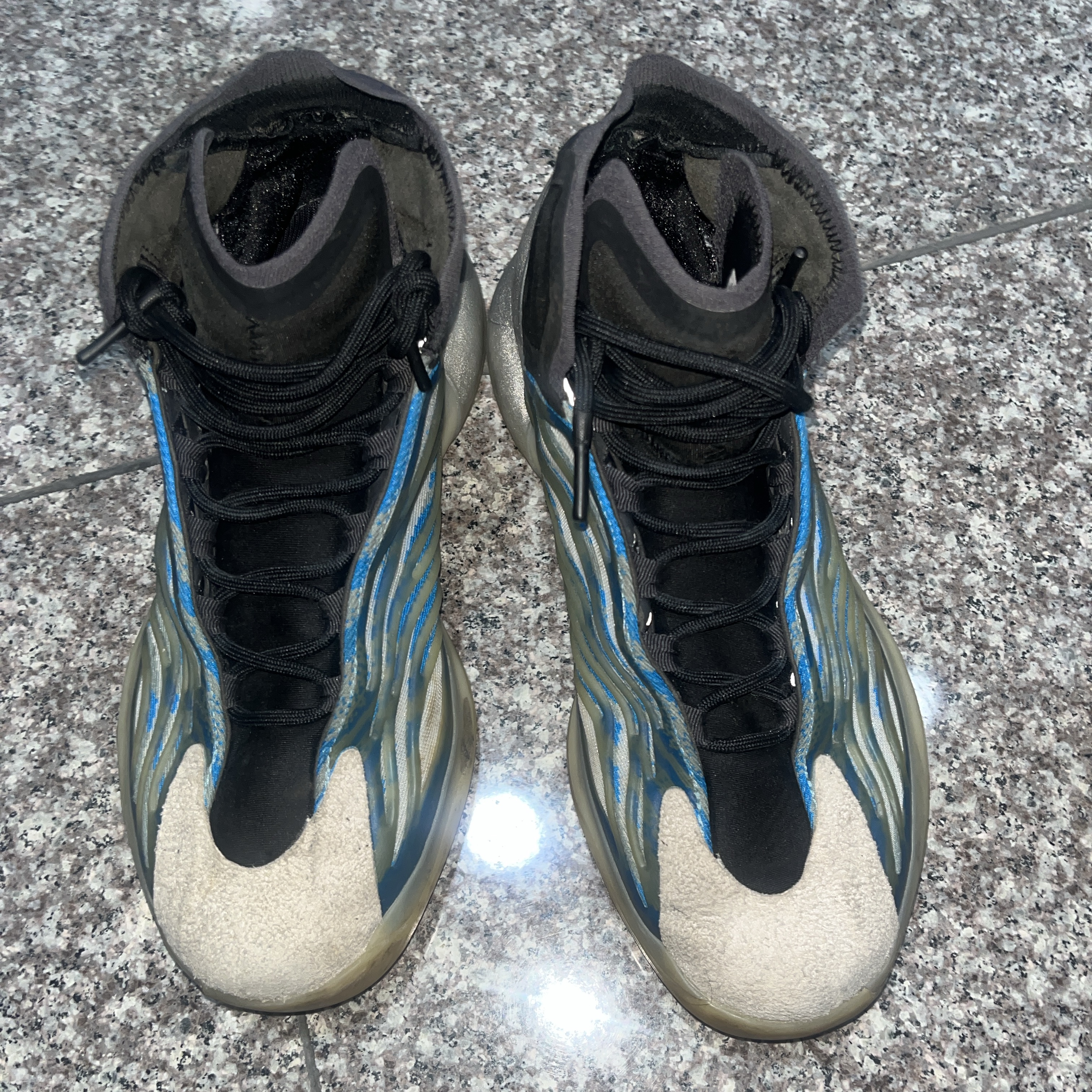 Adidas Yeezy QNTM Frozen Blue 착용 스타일
