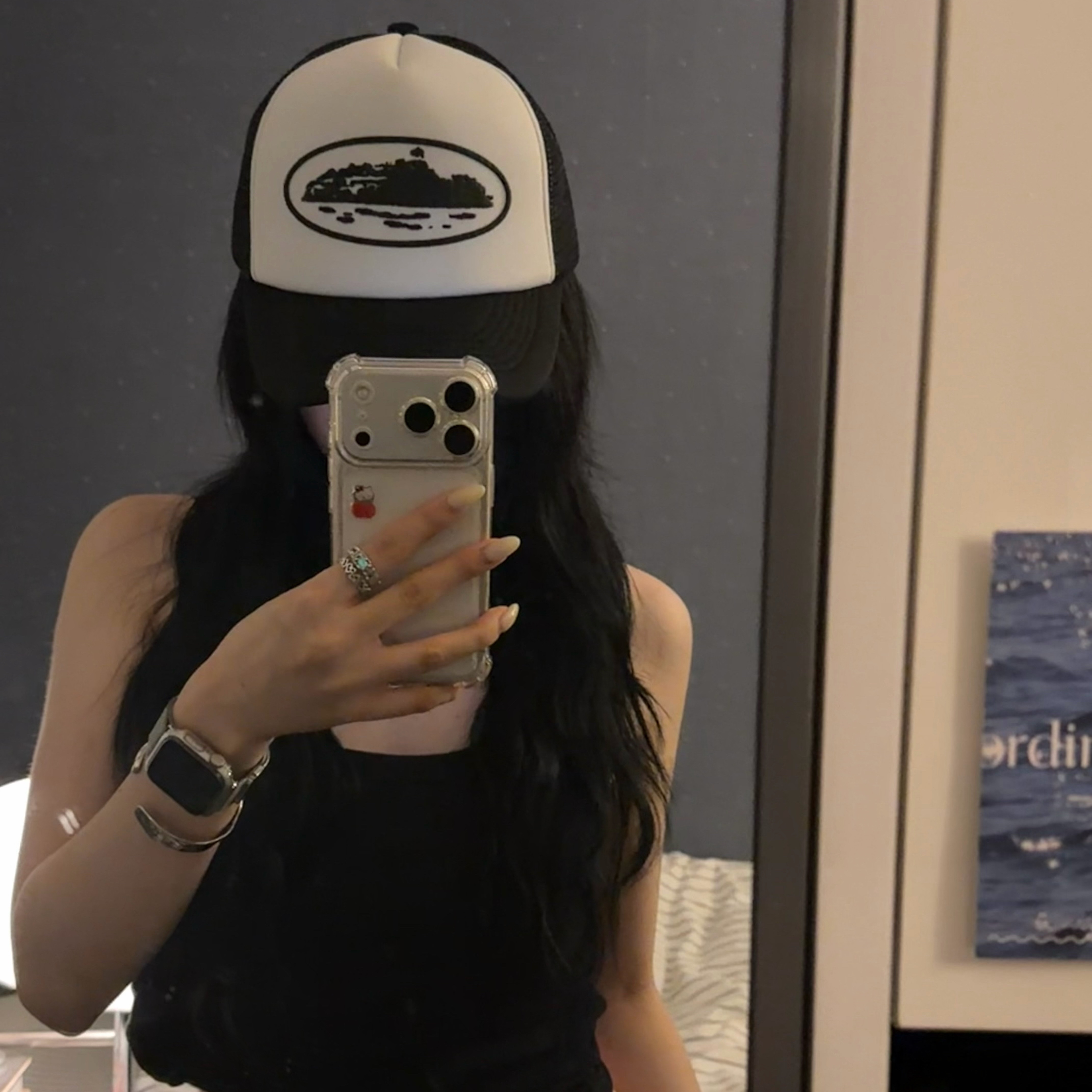 Corteiz Island Puff Print Trucker Hat White Black 착용 스타일