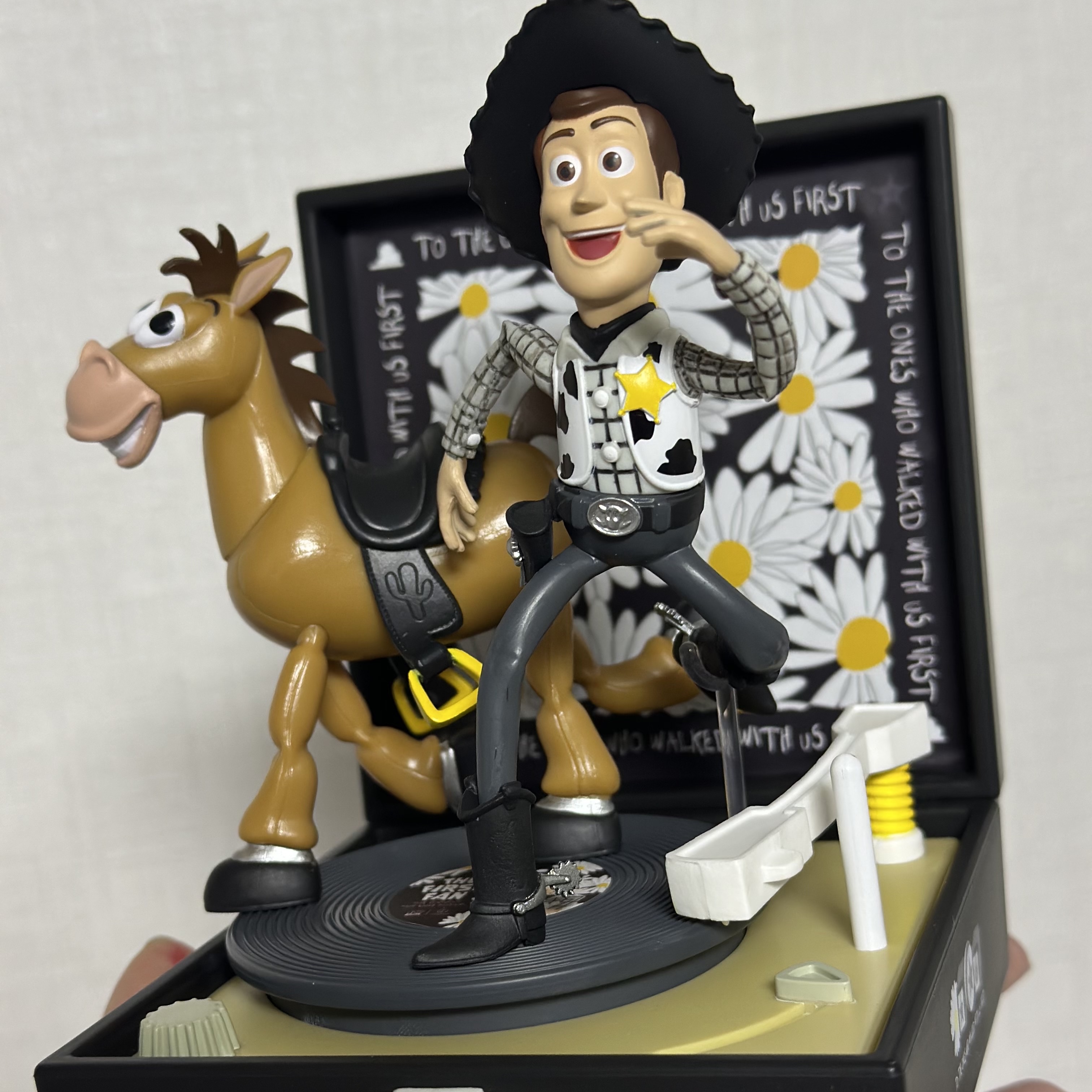 Peaceminusone x Toy Story The First Fan Diorama Figure Record Player 착용 스타일 - 2