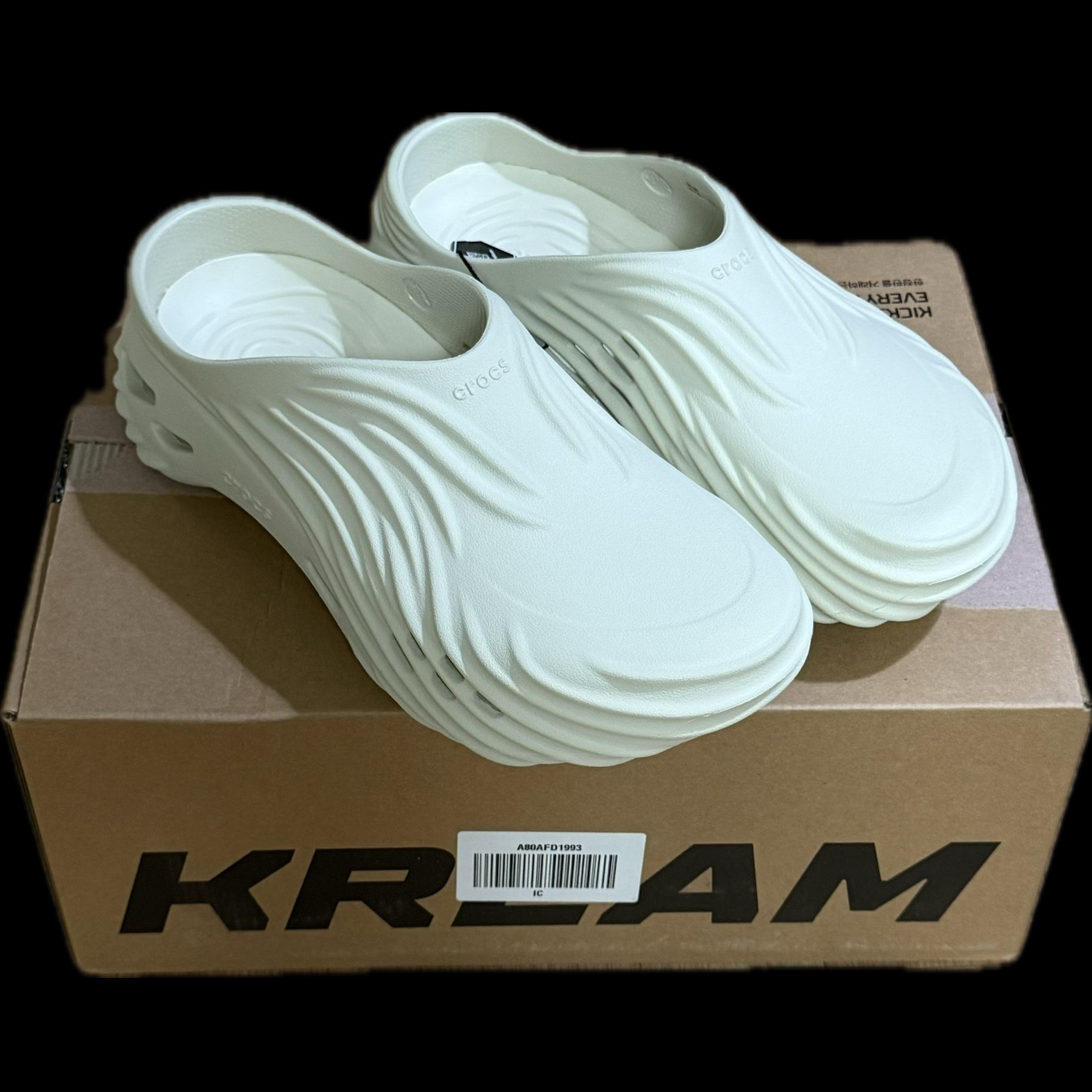 Crocs Echo Wave Clog Bone 착용 스타일 - 1