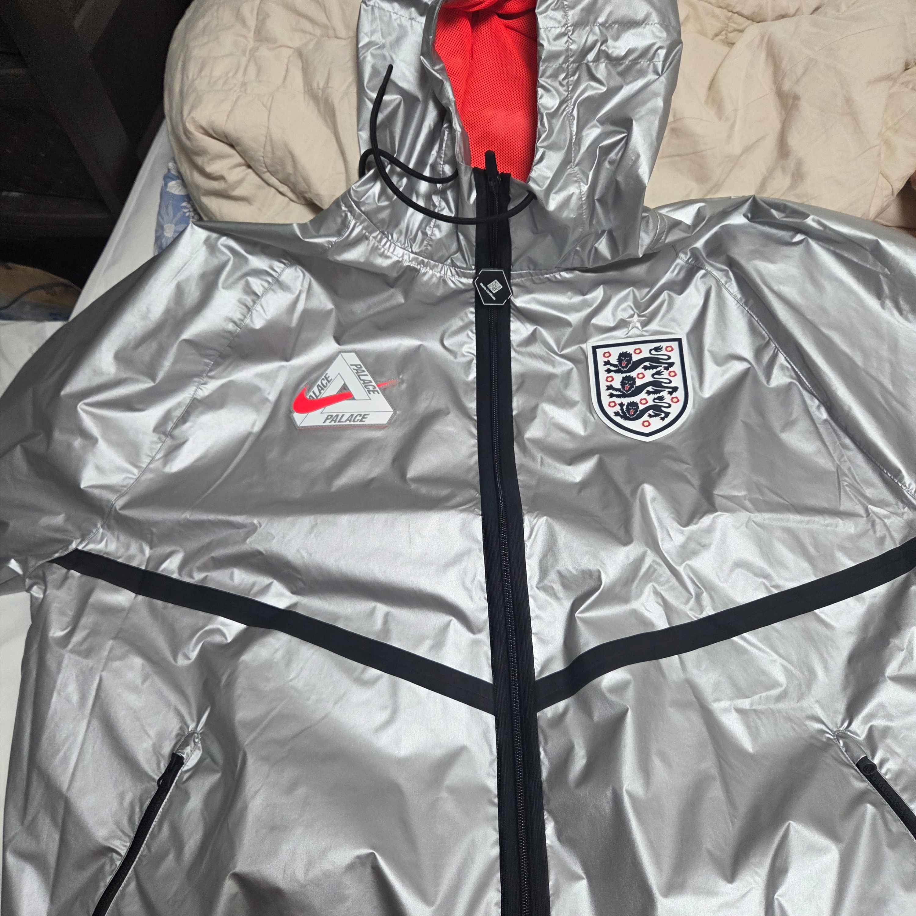 Palace x Nike England Dri-Fit Academy Anthem Jacket Pewter Grey Bright Crimson 착용 스타일 - 2