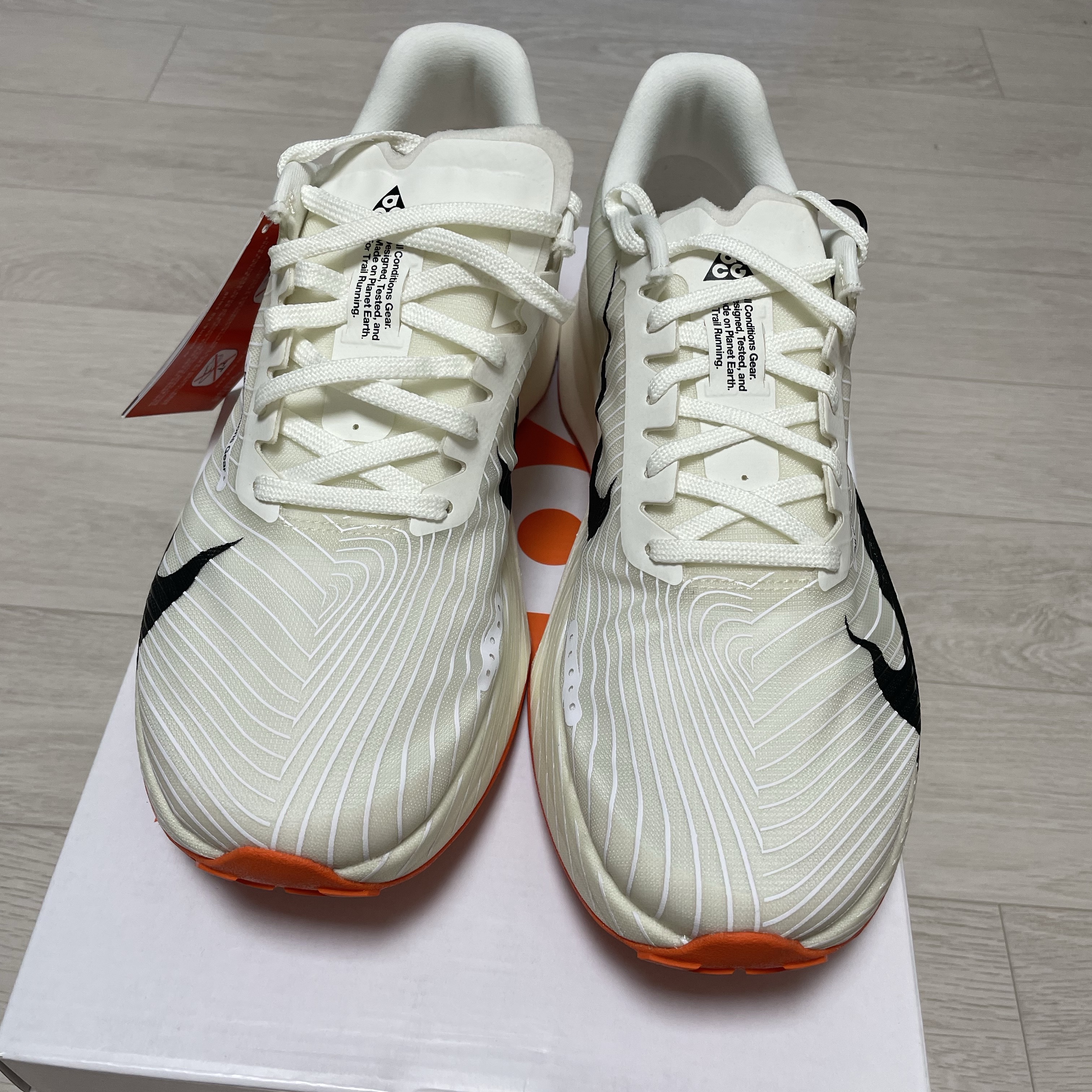 Nike ACG Ultrafly Trail Sail White Safety Orange 착용 스타일 - 3
