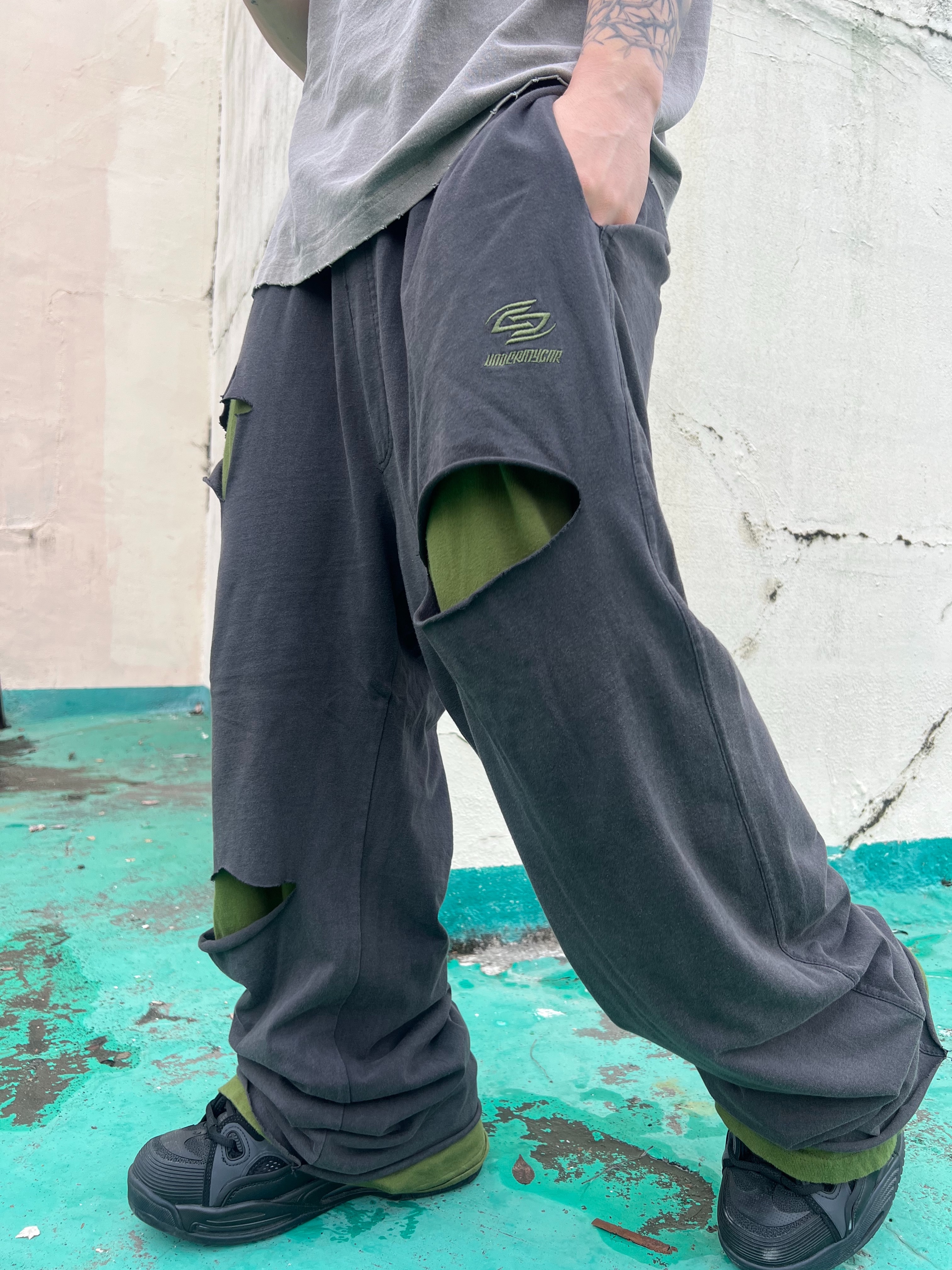 Undermycar Dalt Hidden Second Layer Sweatpants Pine Groove - 23FW, Awende Red Veil T-shirt Charcoal 착용 스타일 - 4