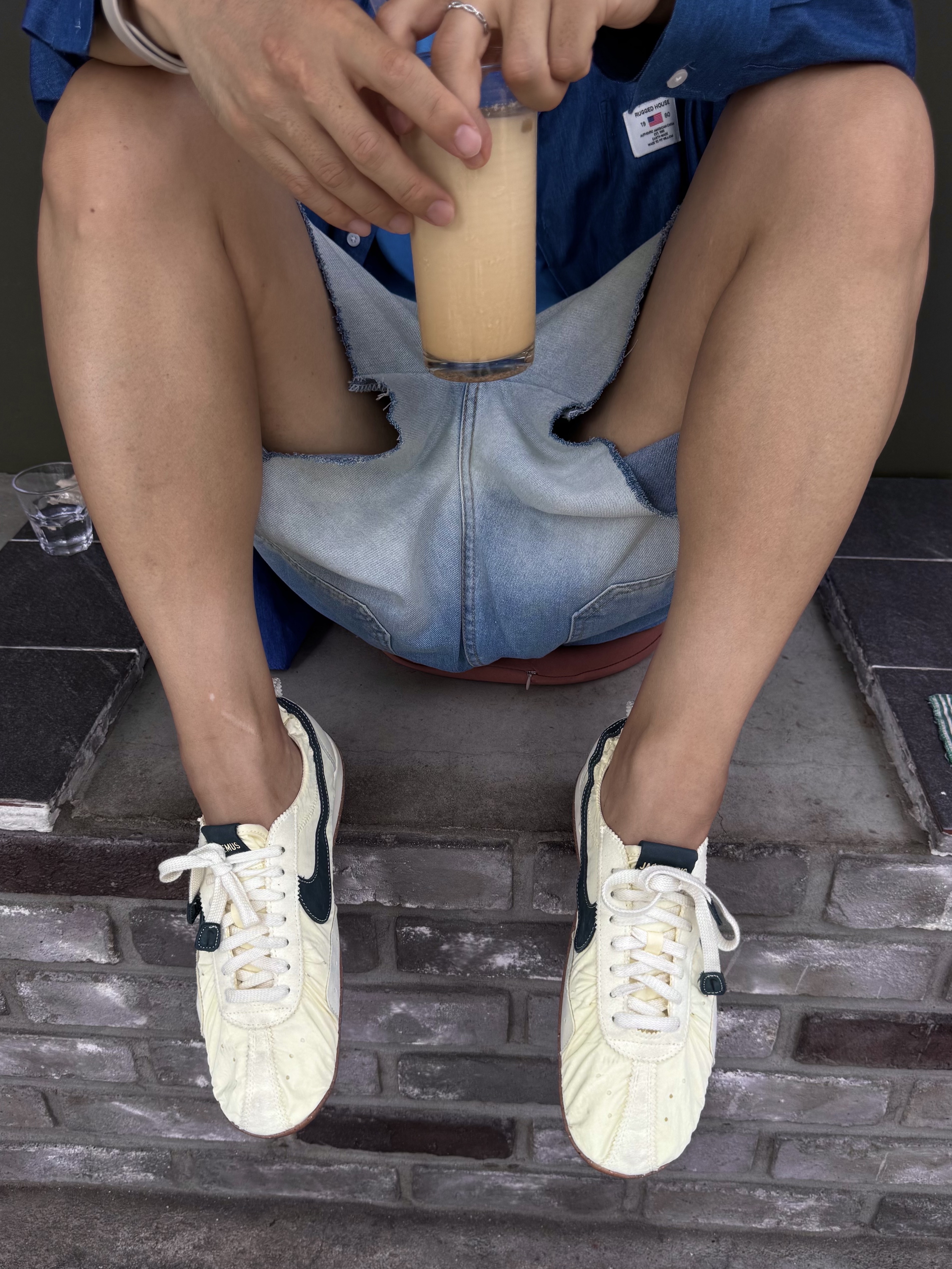 Nike x Jacquemus Moon Shoe SP Alabaster Off Noir, Balenciaga Swift Oval Sunglasses Black 착용 스타일 - 4