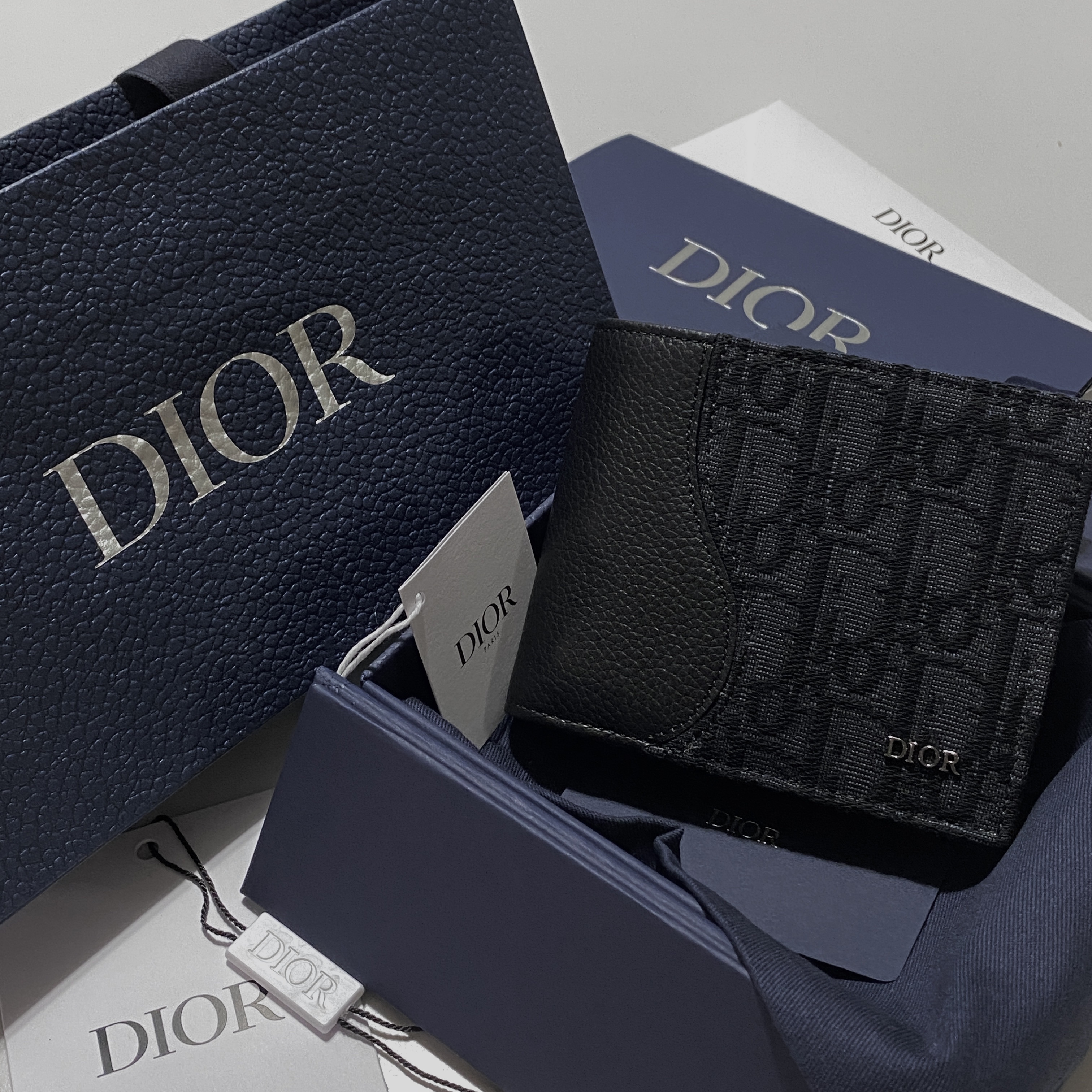 Dior Saddle Wallet Black Leather Oblique Jacquard 착용 스타일