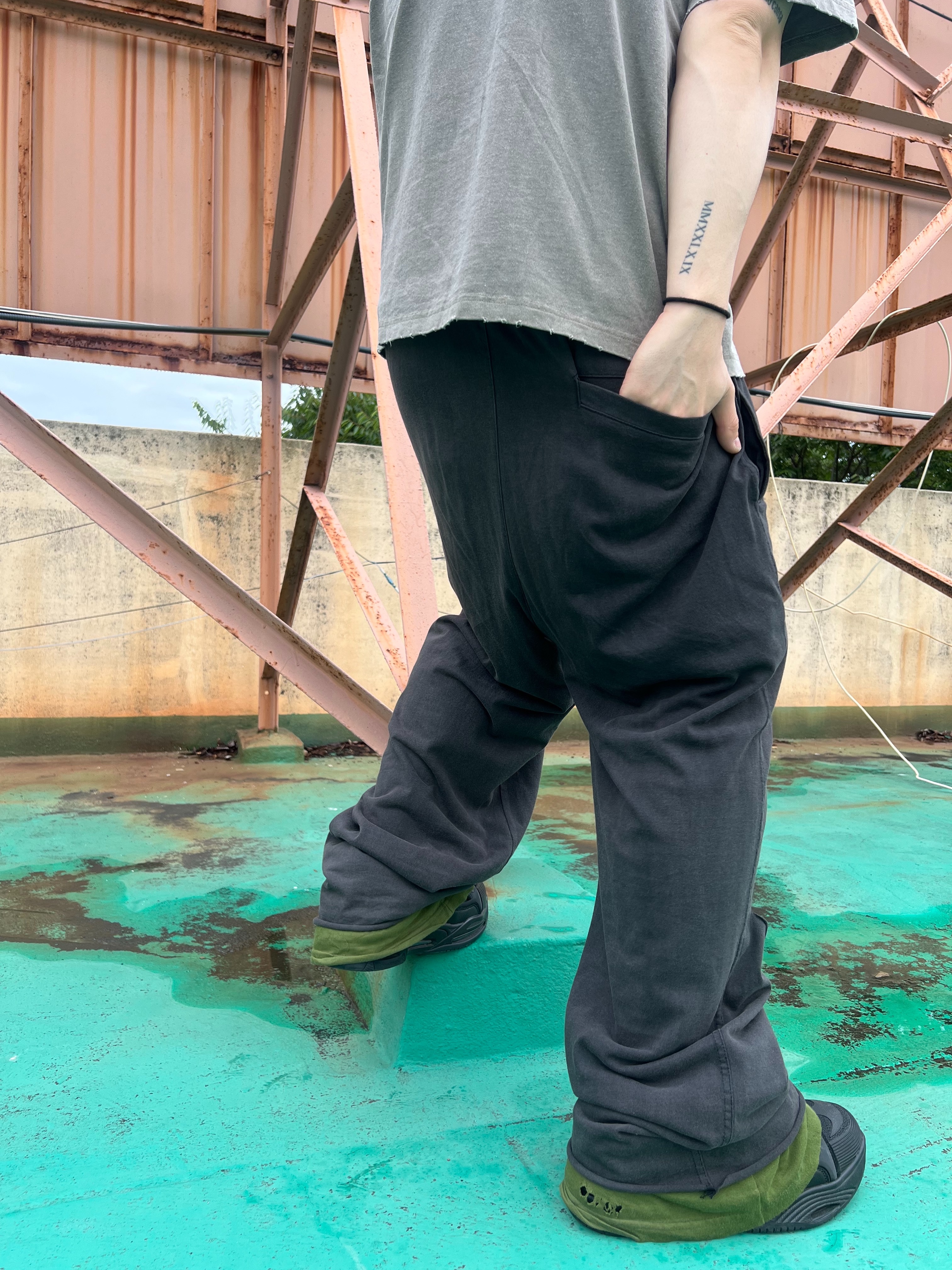 Undermycar Dalt Hidden Second Layer Sweatpants Pine Groove - 23FW, Awende Red Veil T-shirt Charcoal 착용 스타일 - 2
