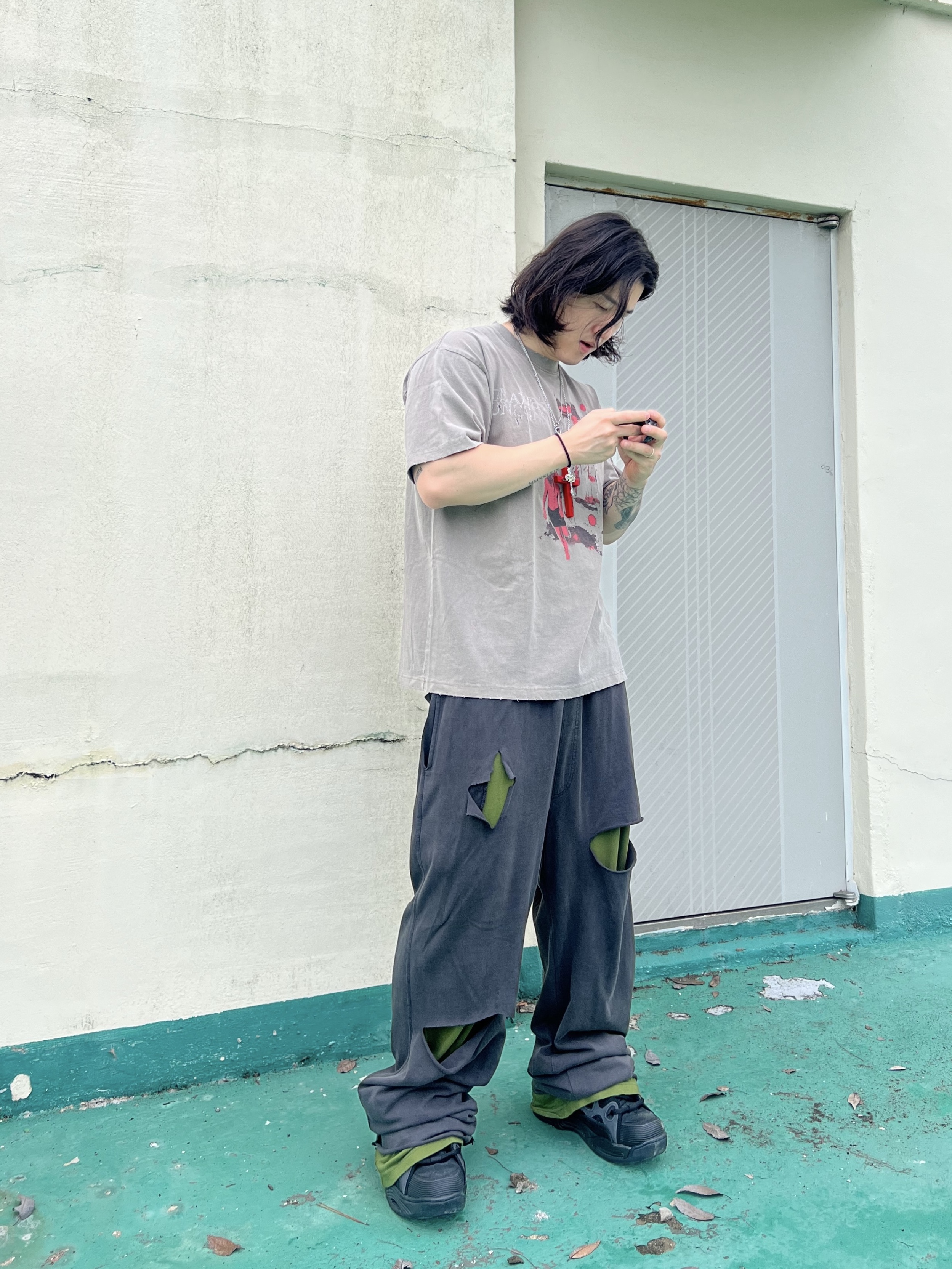 Undermycar Dalt Hidden Second Layer Sweatpants Pine Groove - 23FW, Awende Red Veil T-shirt Charcoal 착용 스타일 - 1