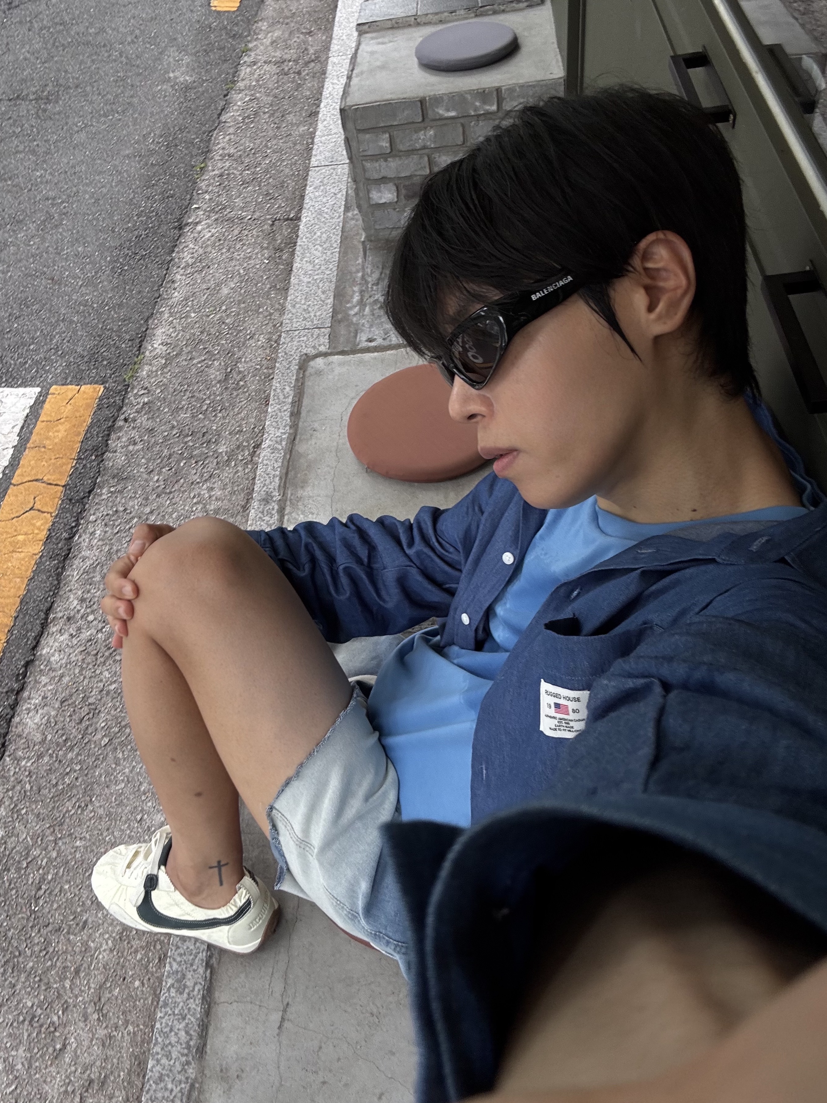 Nike x Jacquemus Moon Shoe SP Alabaster Off Noir, Balenciaga Swift Oval Sunglasses Black 착용 스타일 - 5