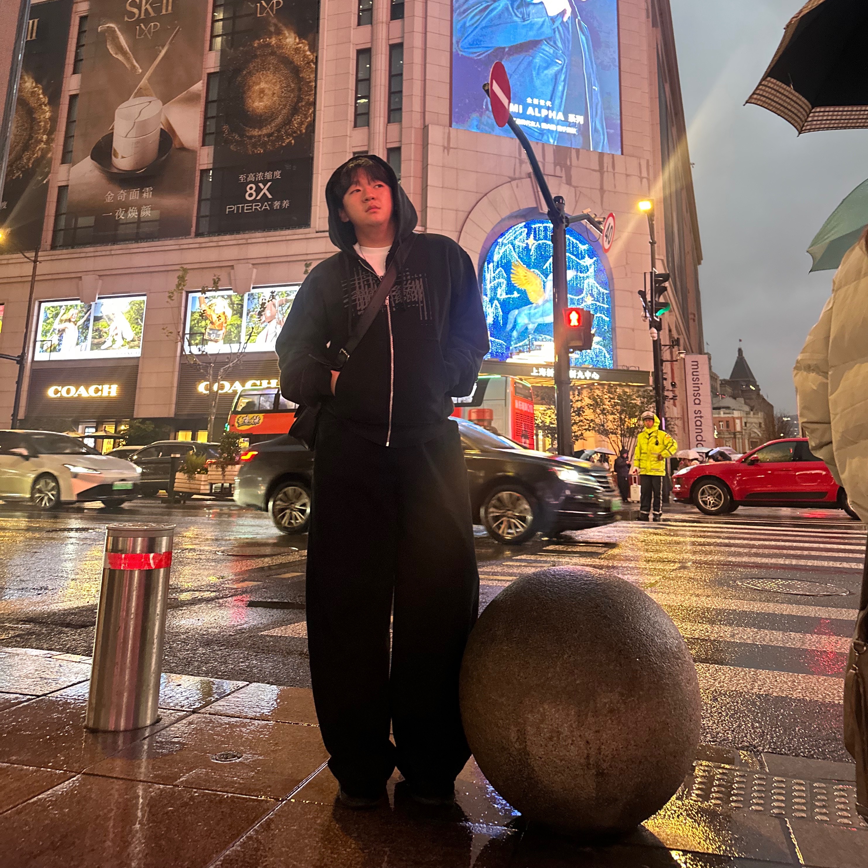 Stussy Refracted Zip Hoodie Black, UGG Tasman II Slipper Black 착용 스타일 - 1