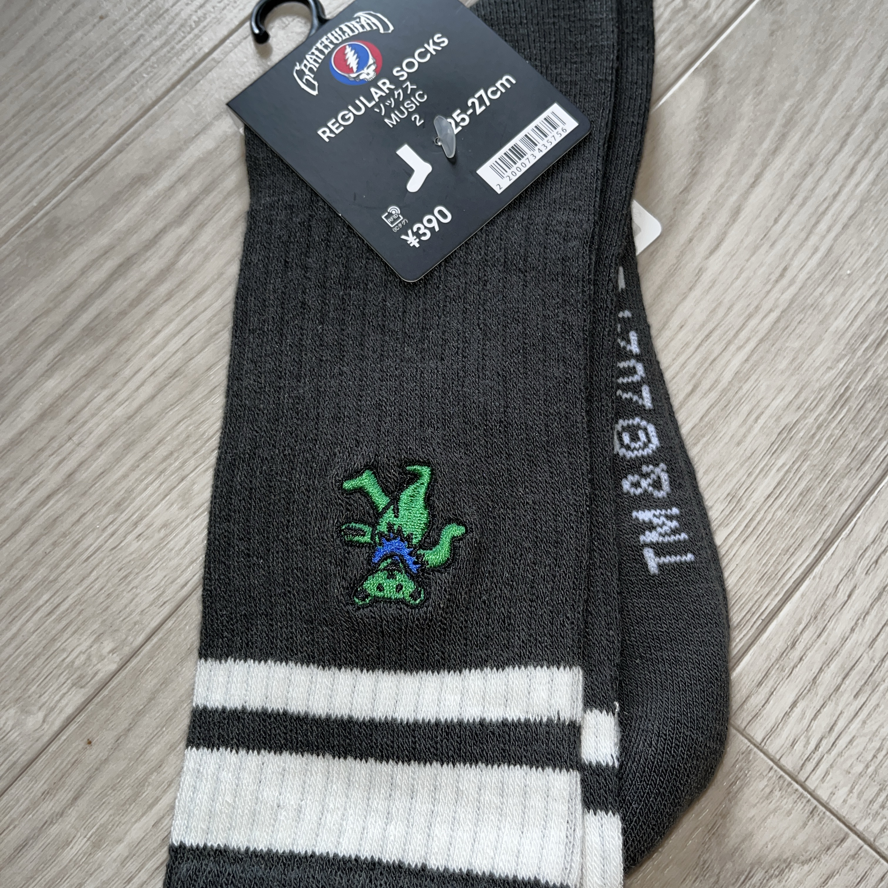 GU x Grateful Dead Socks Dark Gray 착용 스타일