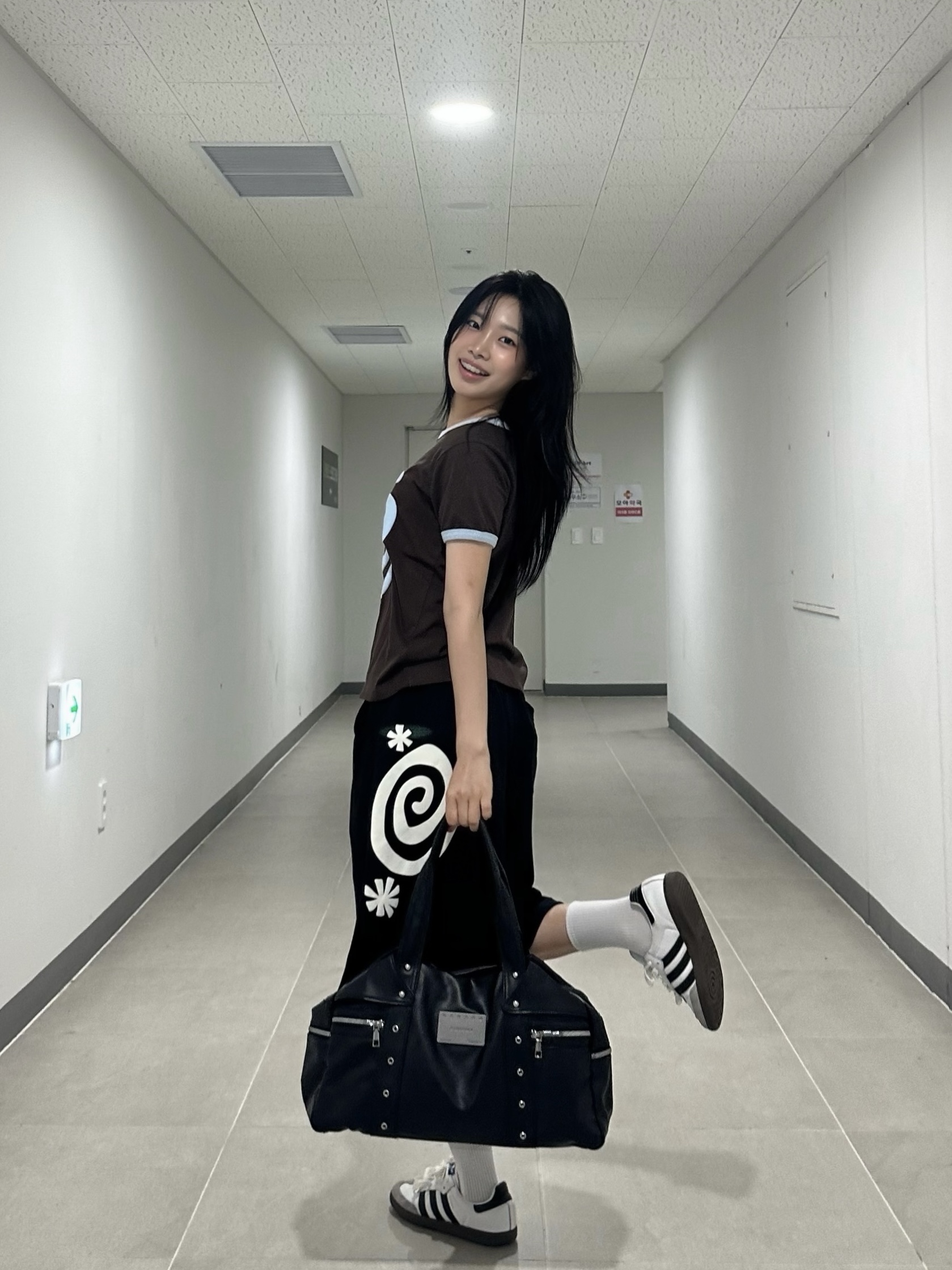 AMOU Molly One Tuck Bermuda Pants Black, AMOU Molly Ringer T-Shirts Brown 착용 스타일 - 2
