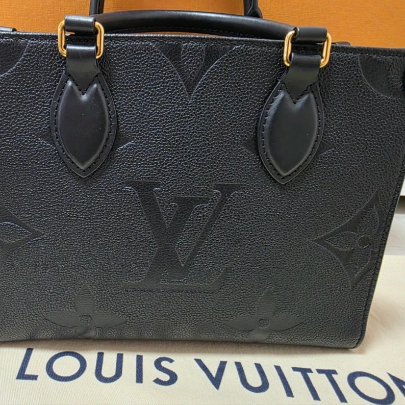Louis Vuitton Onthego PM Monogram Empreinte Black, Louis Vuitton OnTheGo PM Monogram Empreinte Black 착용 스타일 - 2