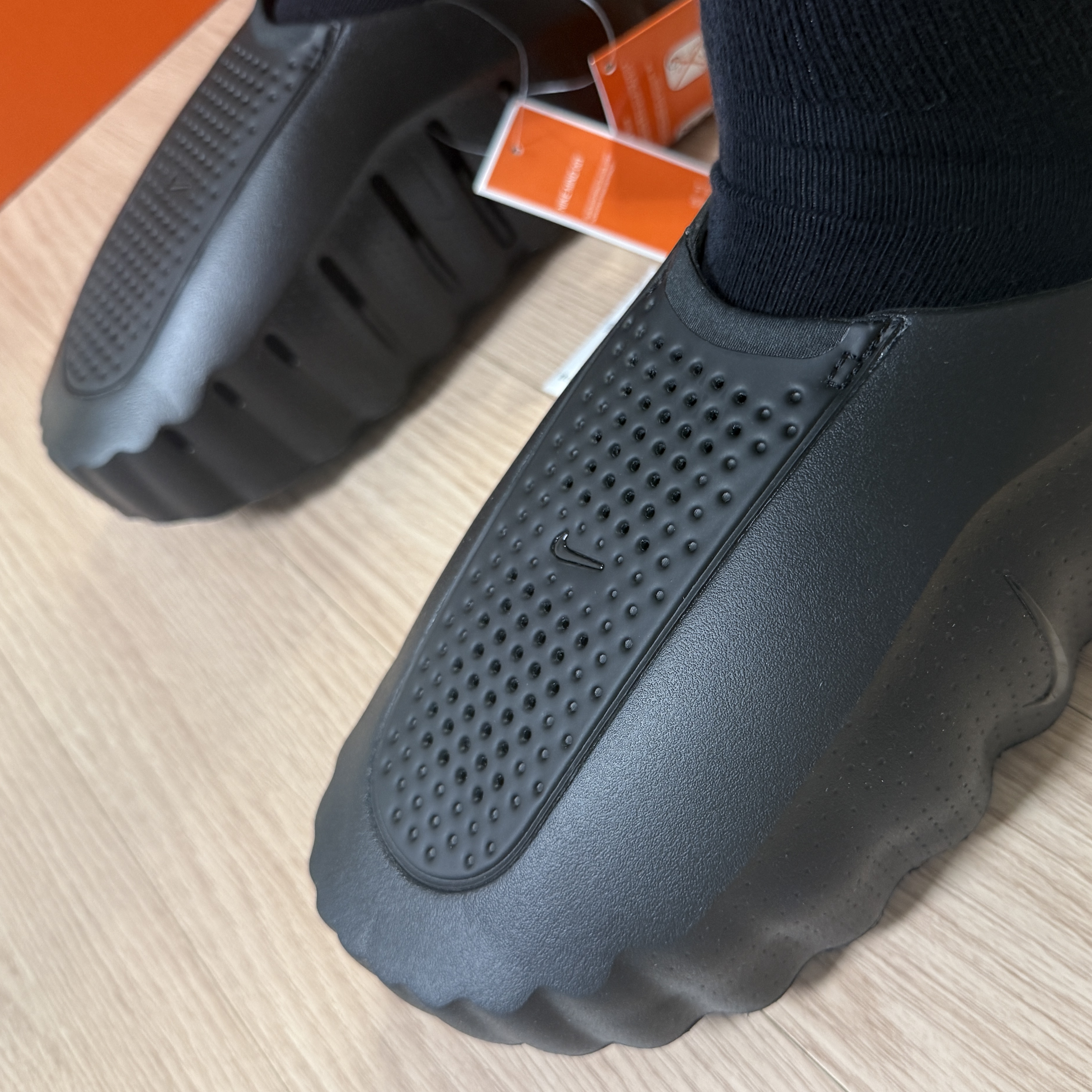 Nike Mind 001 Black Anthracite 착용 스타일 - 2
